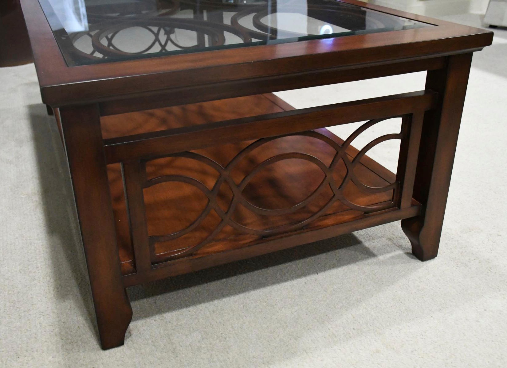 Leonique Couchtisch »Brayden«, Couchtisch Nussbaum, braun, edel, Ablageboden, Glasplatte, 132x71x46
