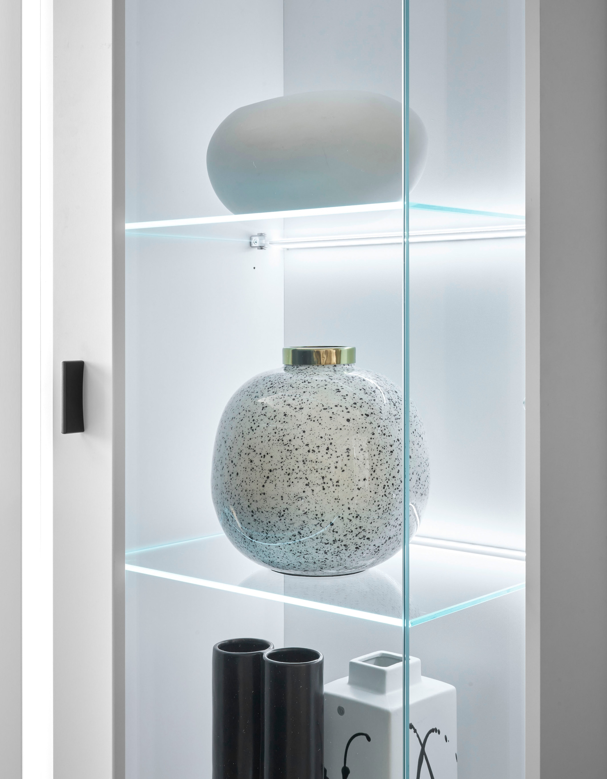 INOSIGN Vitrine »LONG ISLAND, Stauraumvitrine«, (1 St.), in moderner Trendfarbe,inklusive senkrechter Beleuchtung,Breite 80 cm