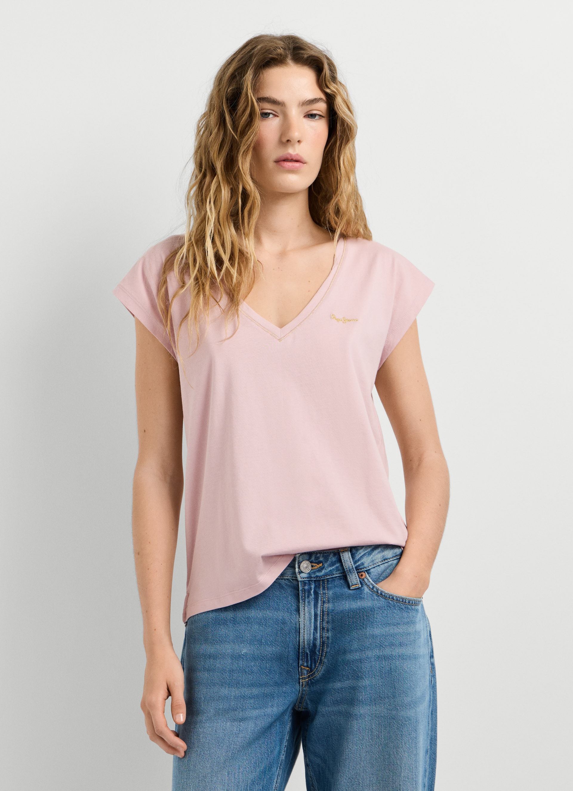 Pepe Jeans T-Shirt »CLOE« mit V-Ausschnitt, Logostickerei