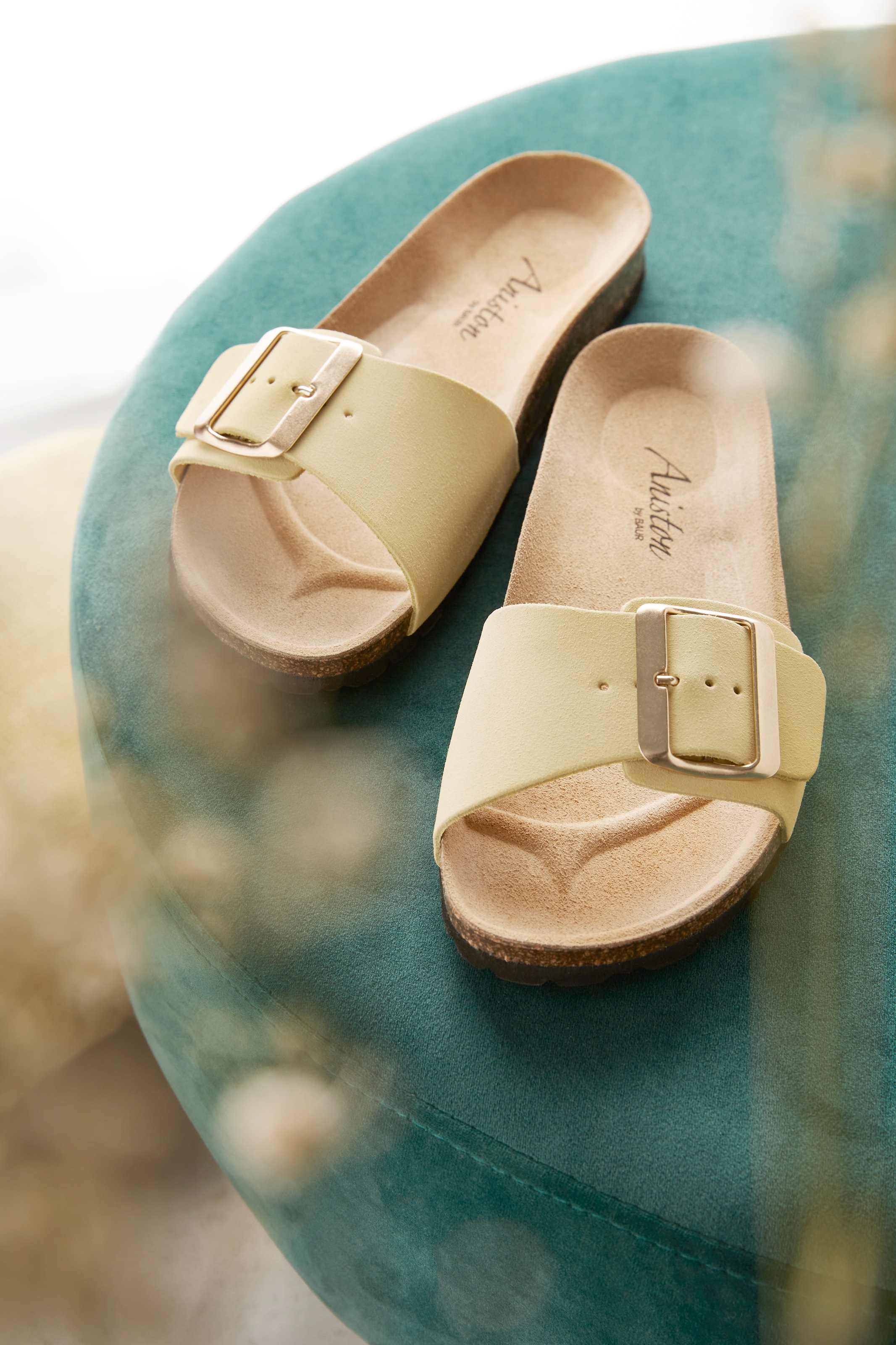 Aniston SHOES, Damen, Pantolette Hausschuh, Sommerschuh, Schlappen - NEUE KOLLEKTION, hellgelb, 39, hellgelb, Pantolette mit großer Schnalle, aus der 