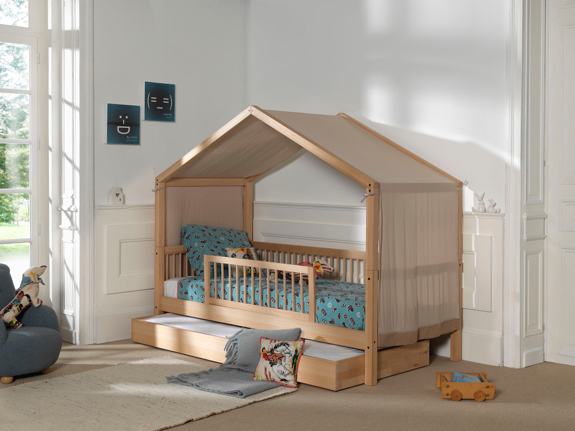 Vipack Hausbett »Forrest mit hochwertiger und stabiler Verarbeitung, Made in Europe« Buche massiv natur, 90/200 cm, inkl. Rausfallschutz und Bettschublade,  wahlweise ohne oder mit Textilhimmel