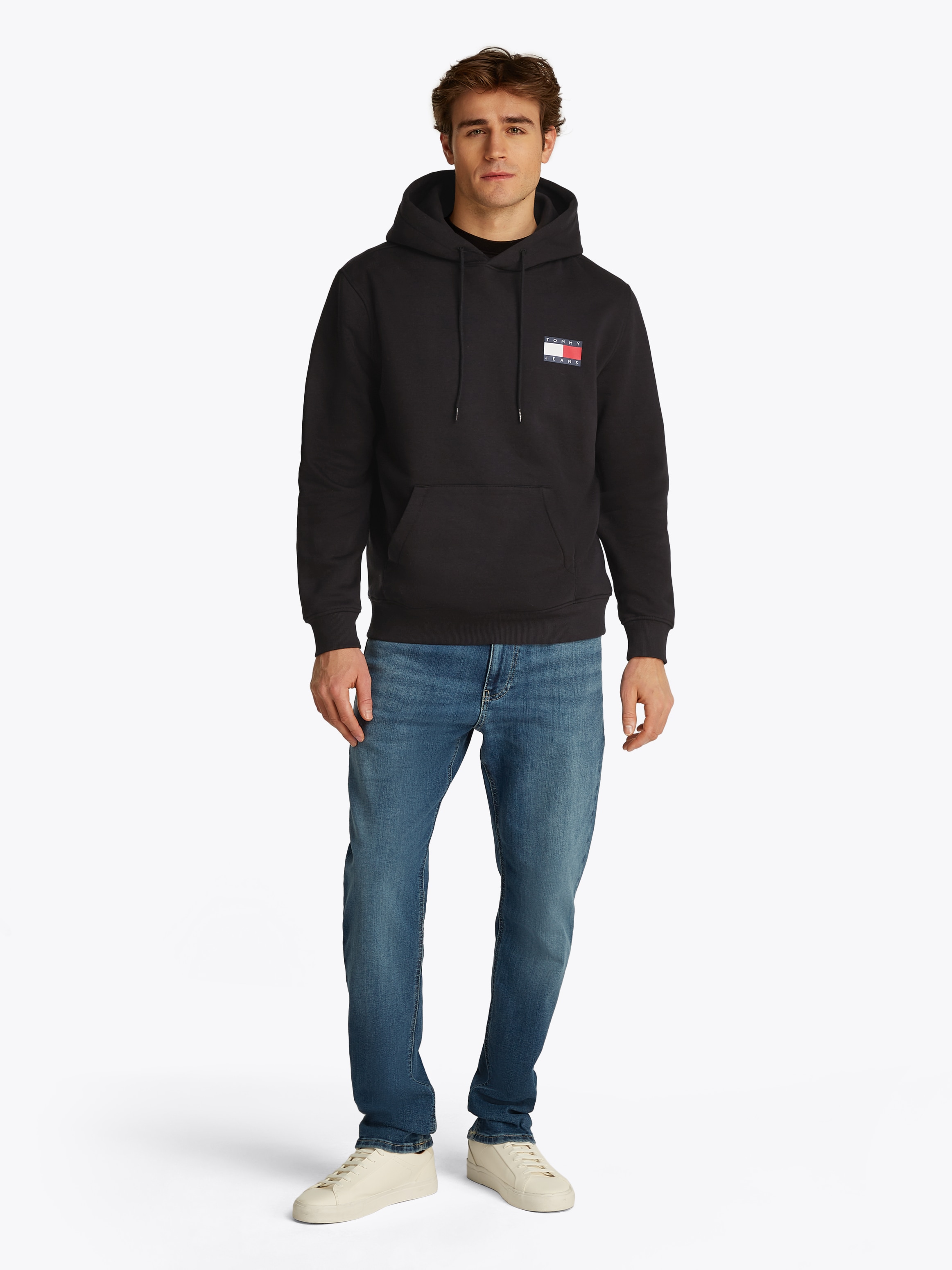 Tommy Jeans Sweatshirt »TJM REG ESSENTIAL FLAG HOOD EXT«, mit bedruckten Markenlogo auf Brusthöhe