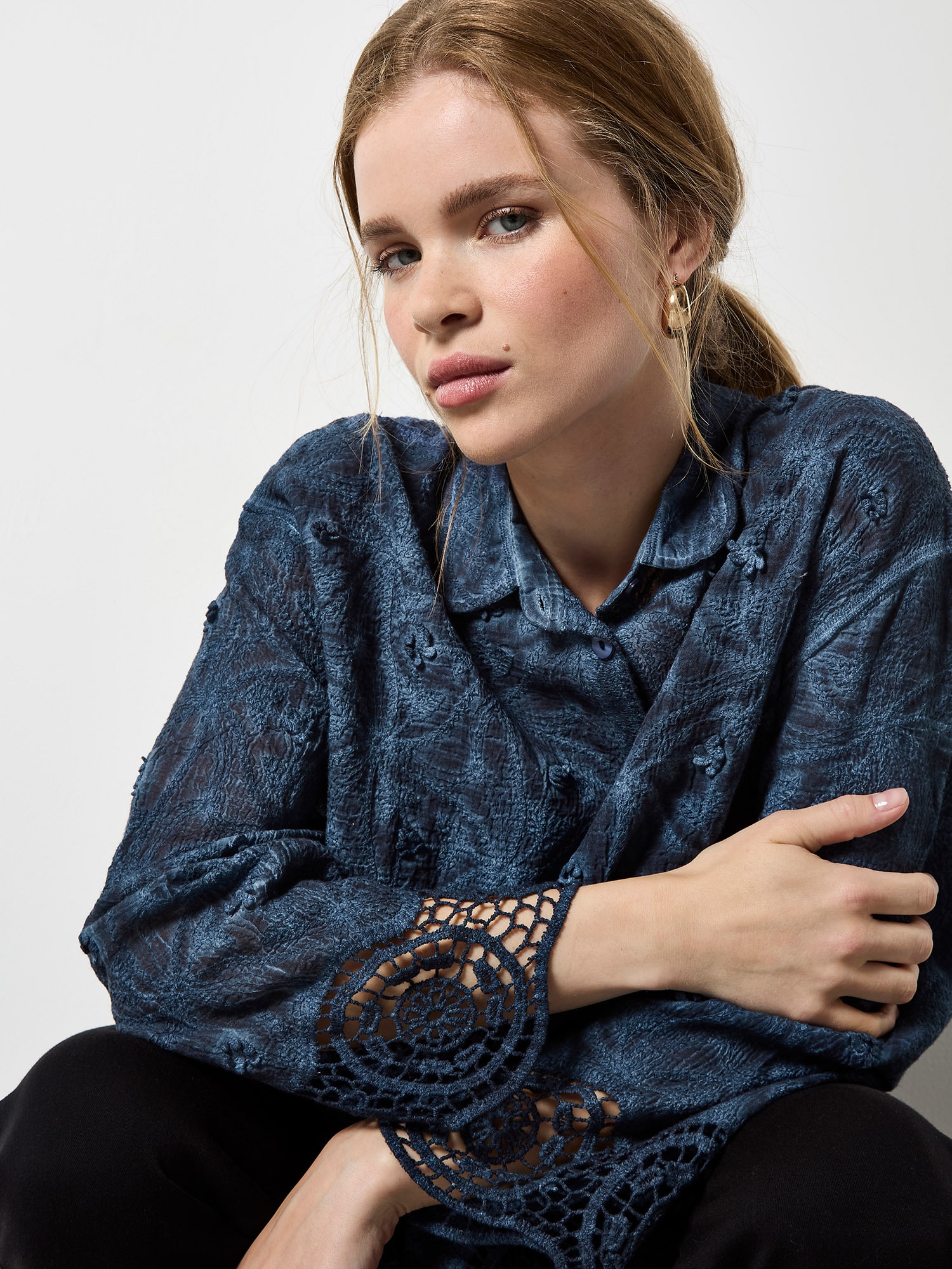 Apricot Spitzenbluse »Strukturierte Baumwollbluse mit Blumenmuster und Häkelverzierung« mit Stickerei und Spitze