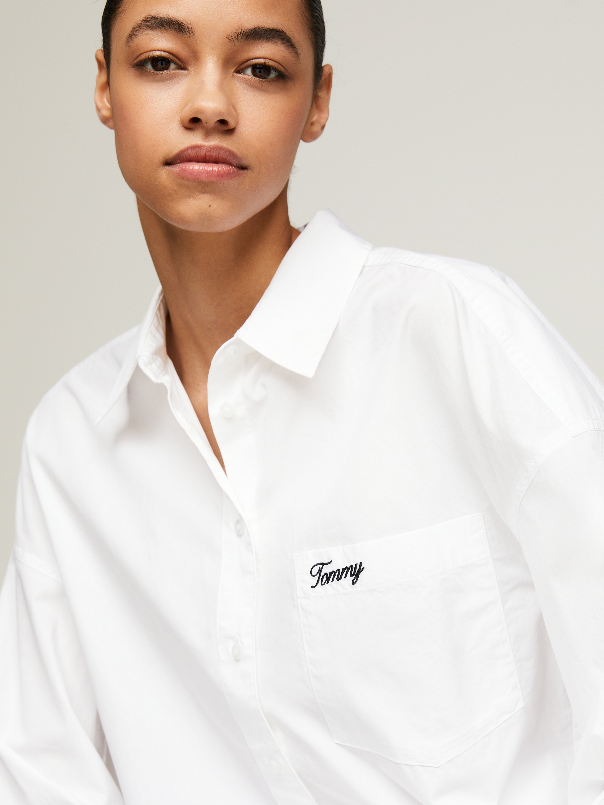 Tommy Jeans Blusentop »TJW SP OVR SCRIPT SHIRT EXT«, Mit Tommy Jeans Logo-Schriftzug