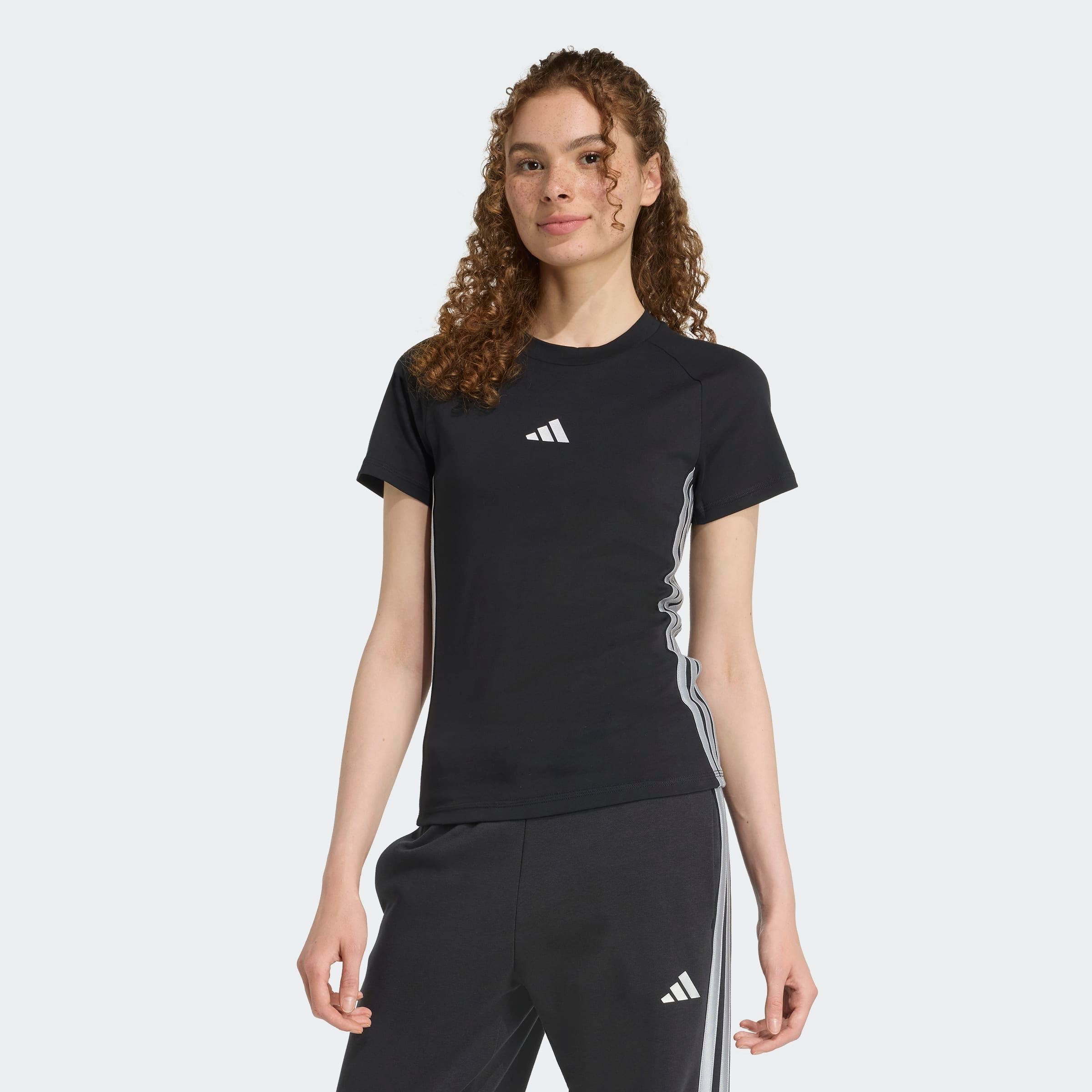 adidas Sportswear T-Shirt »HOLIDAY 3-STREIFEN SCHMAL GESCHNITTENES« schmal geschnittene Passform, Rundhalsausschnitt