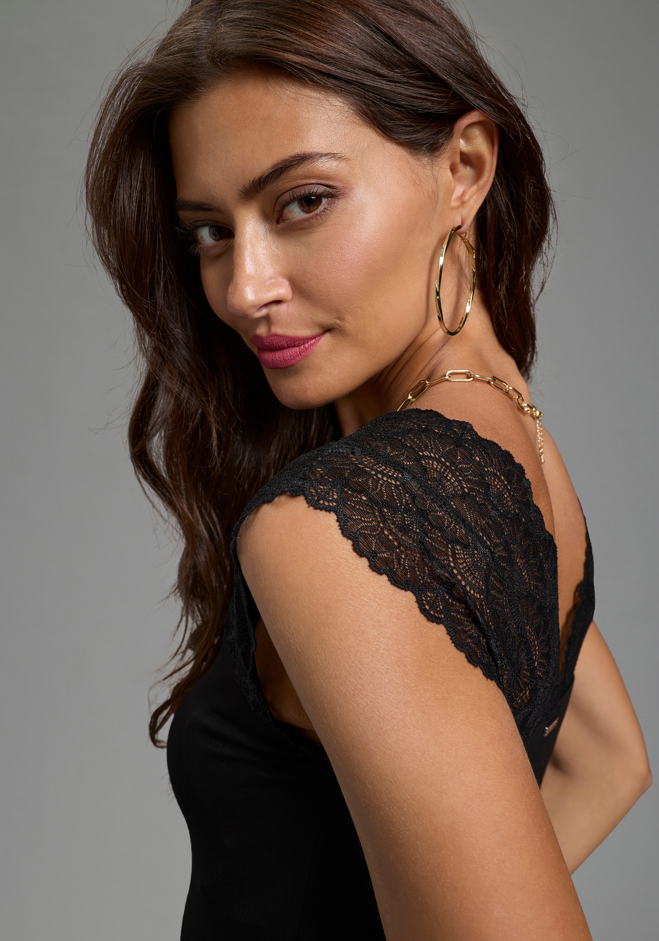 Bruno Banani Spitzentop mit figurbetonter Passform und besonderer Schnittführung