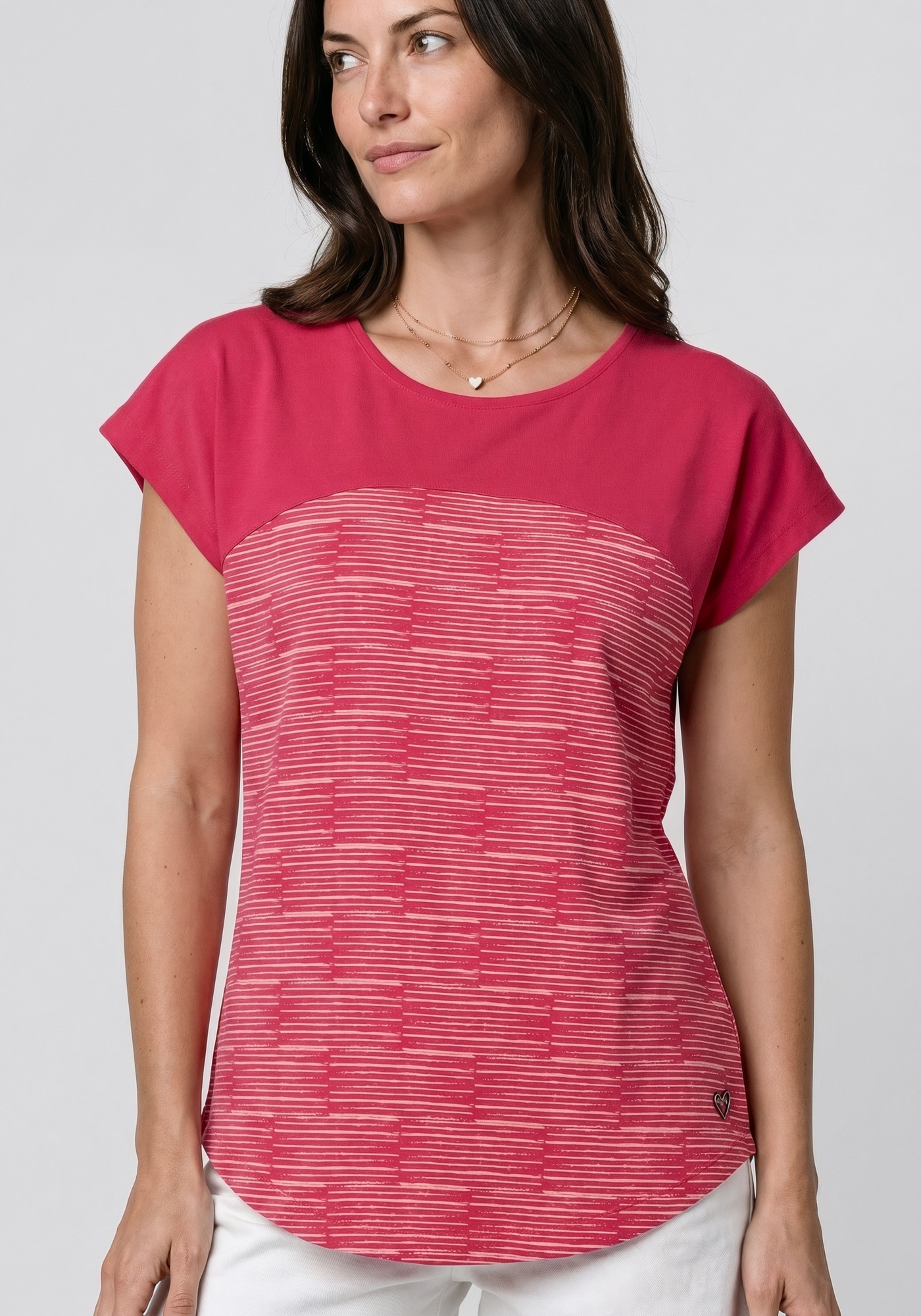 Alife & Kickin Rundhalsshirt »FridaAK B« vielseitiges Basic-Shirt mit Herzaufnäher und rundem Saum