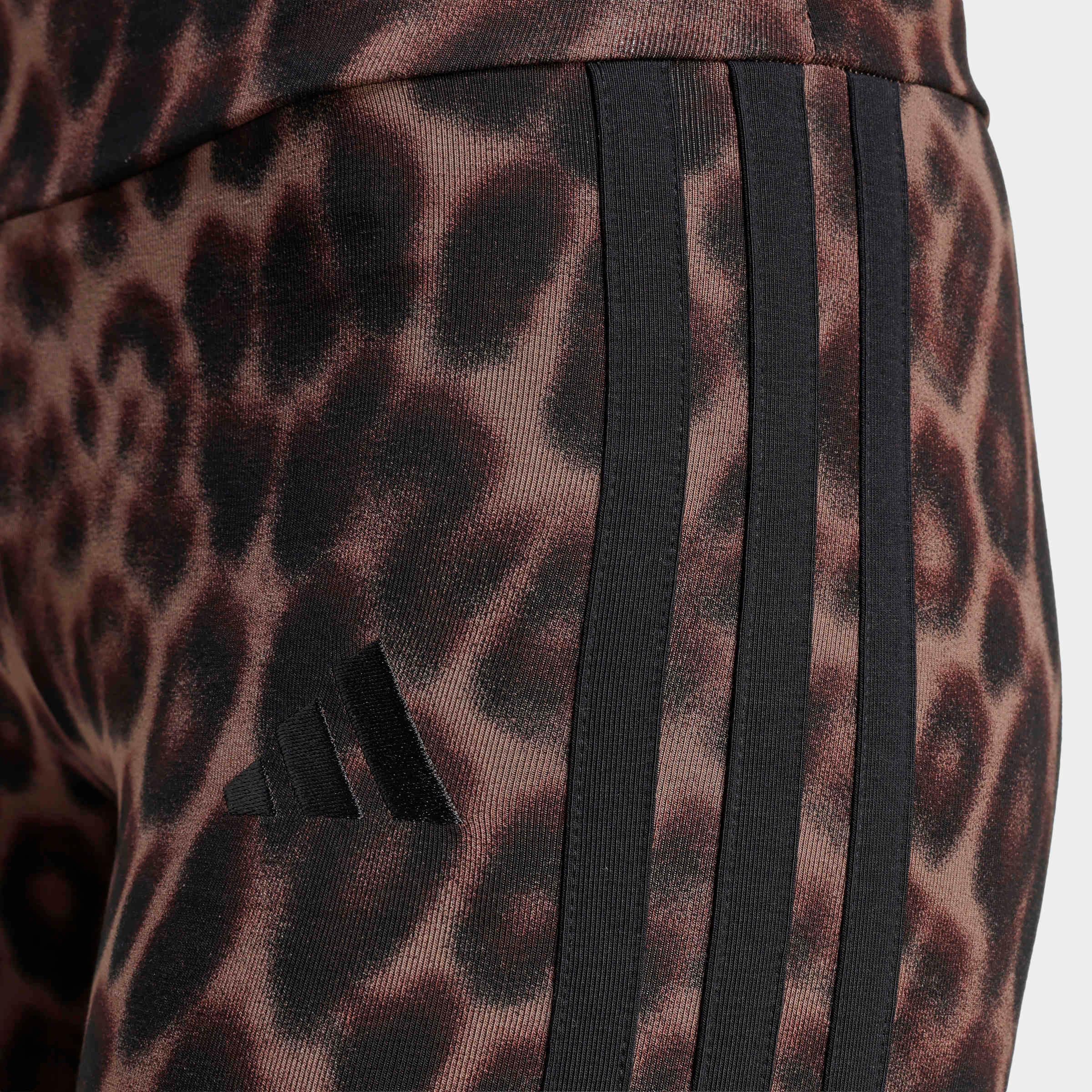 adidas Sportswear Shorts »SEASONAL ESSENTIALS BIKER MIT LEOPARDENPRINT UND 3-STREIFEN«