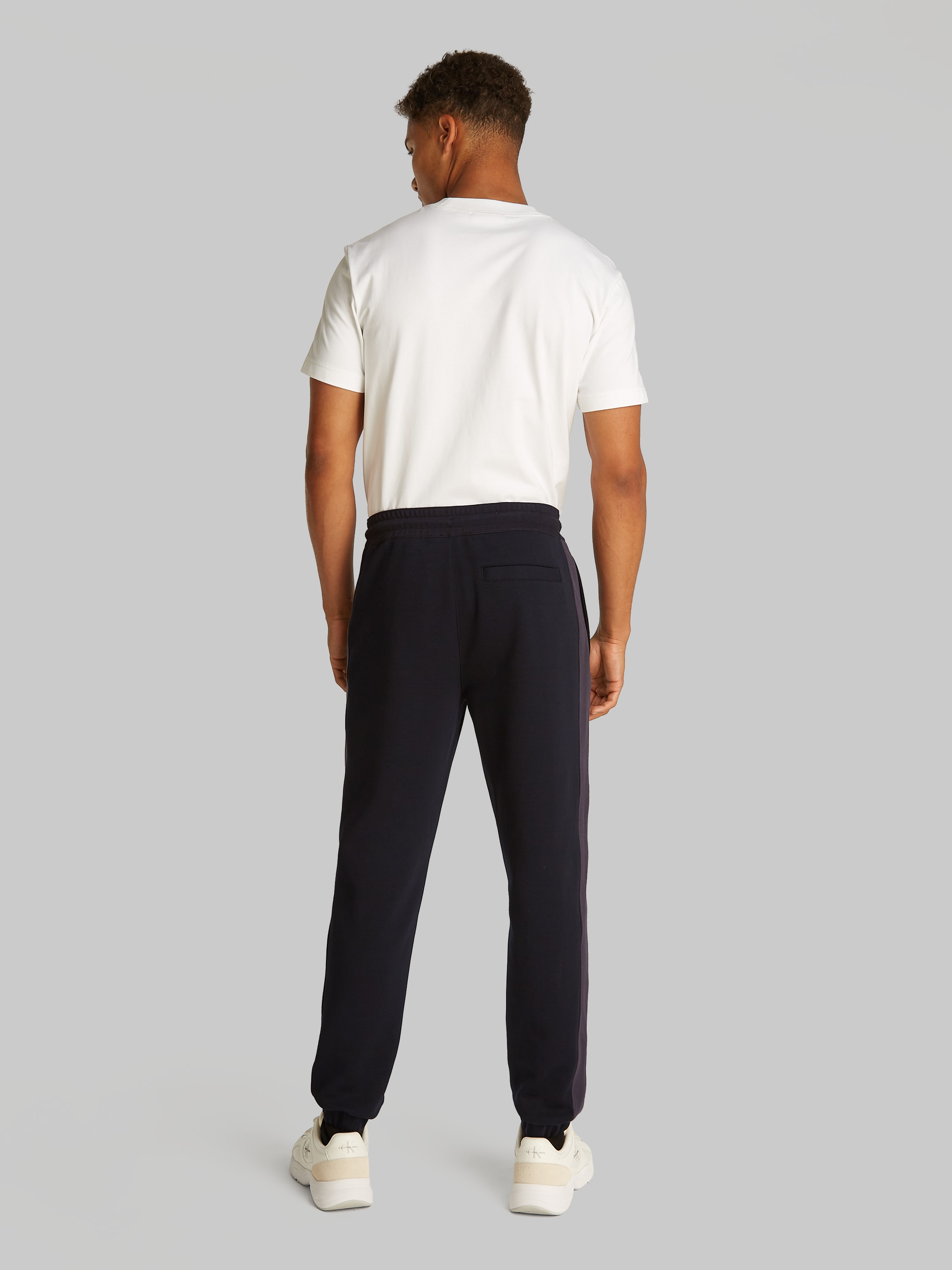 Calvin Klein Jeans Sweathose »LOGO TAPE SWEATPANT«, mit Logobändern