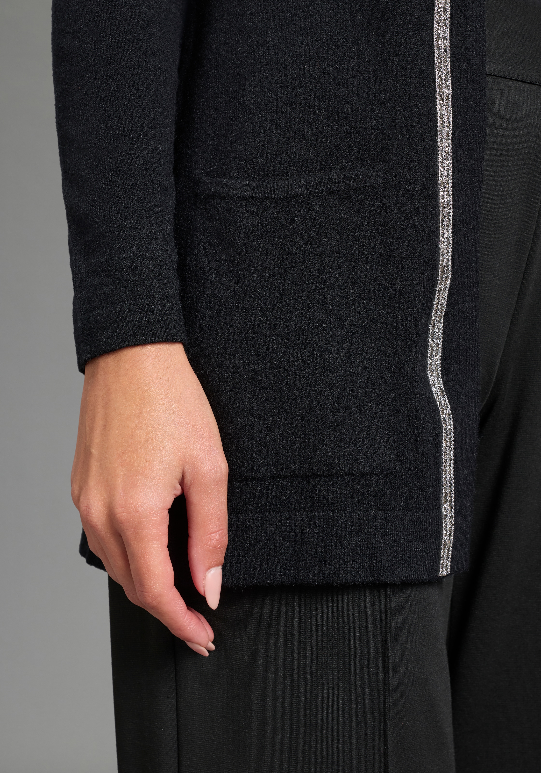 Laura Scott Strickjacke mit Kapuze und glitzerndem Schmuckband