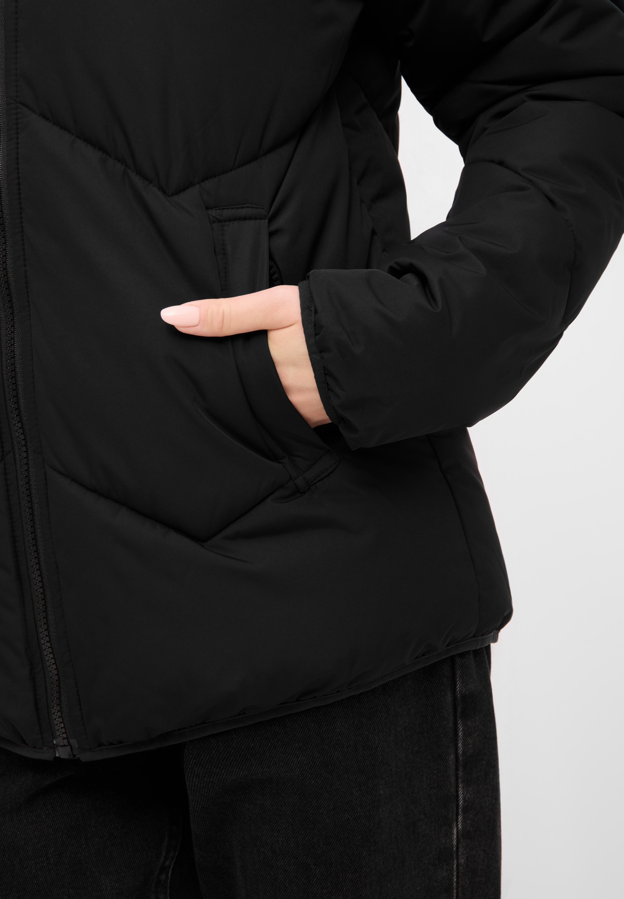 Bench. Steppjacke »KRIYA« mit Kapuze leichte Winterjacke mit hoher Wärmeleistung und Zick Zack Steppung