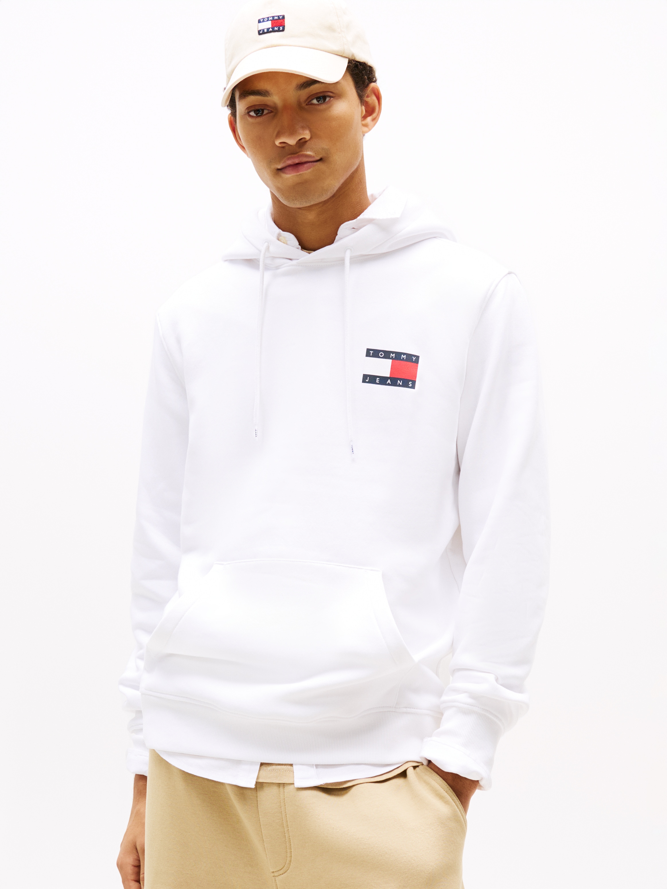 Tommy Jeans Sweatshirt »TJM REG ESSENTIAL FLAG HOOD EXT«, mit bedruckten Markenlogo auf Brusthöhe
