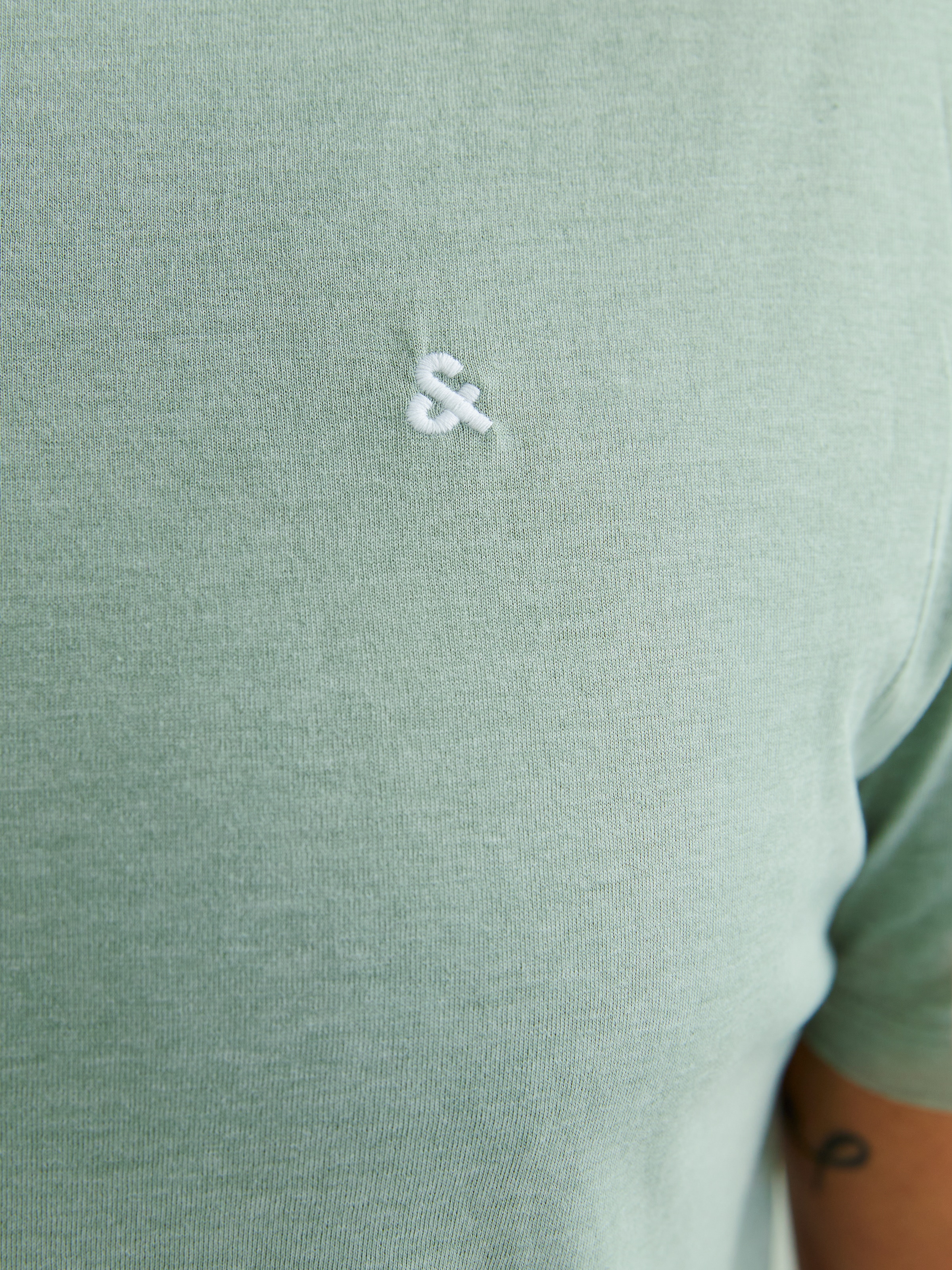Jack & Jones PlusSize T-Shirt »JJEPAULOS TEE SS CREW NECK NOOS PLS«, mit Logo Stickerei