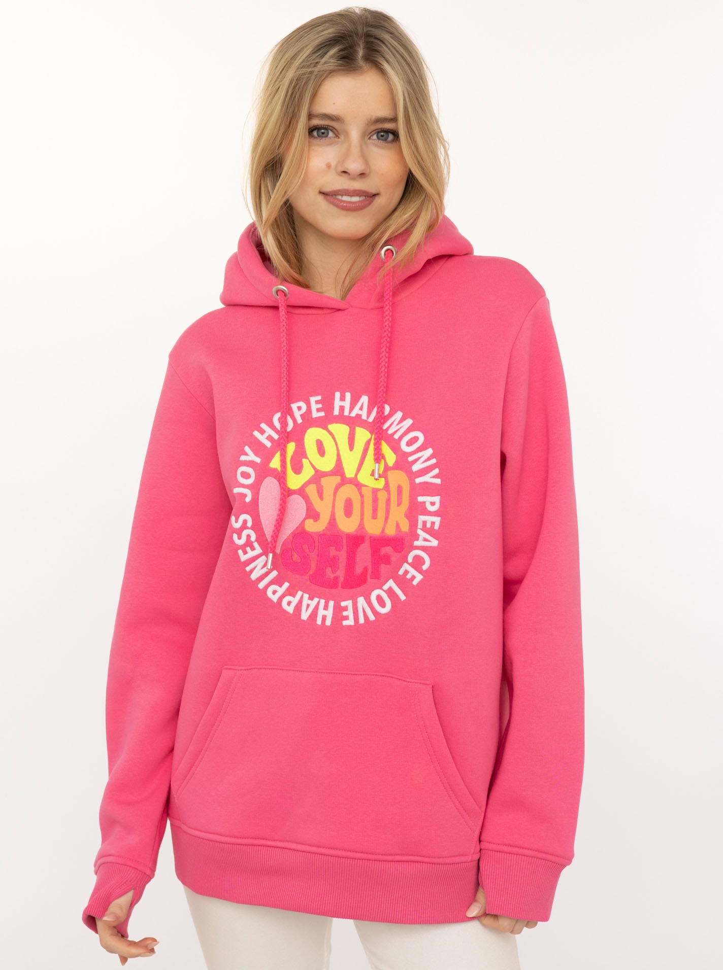 Zwillingsherz Hoodie »"Love Yourslef"«, runde große Frontstickerei, farbige Kordel, Kängurutasche
