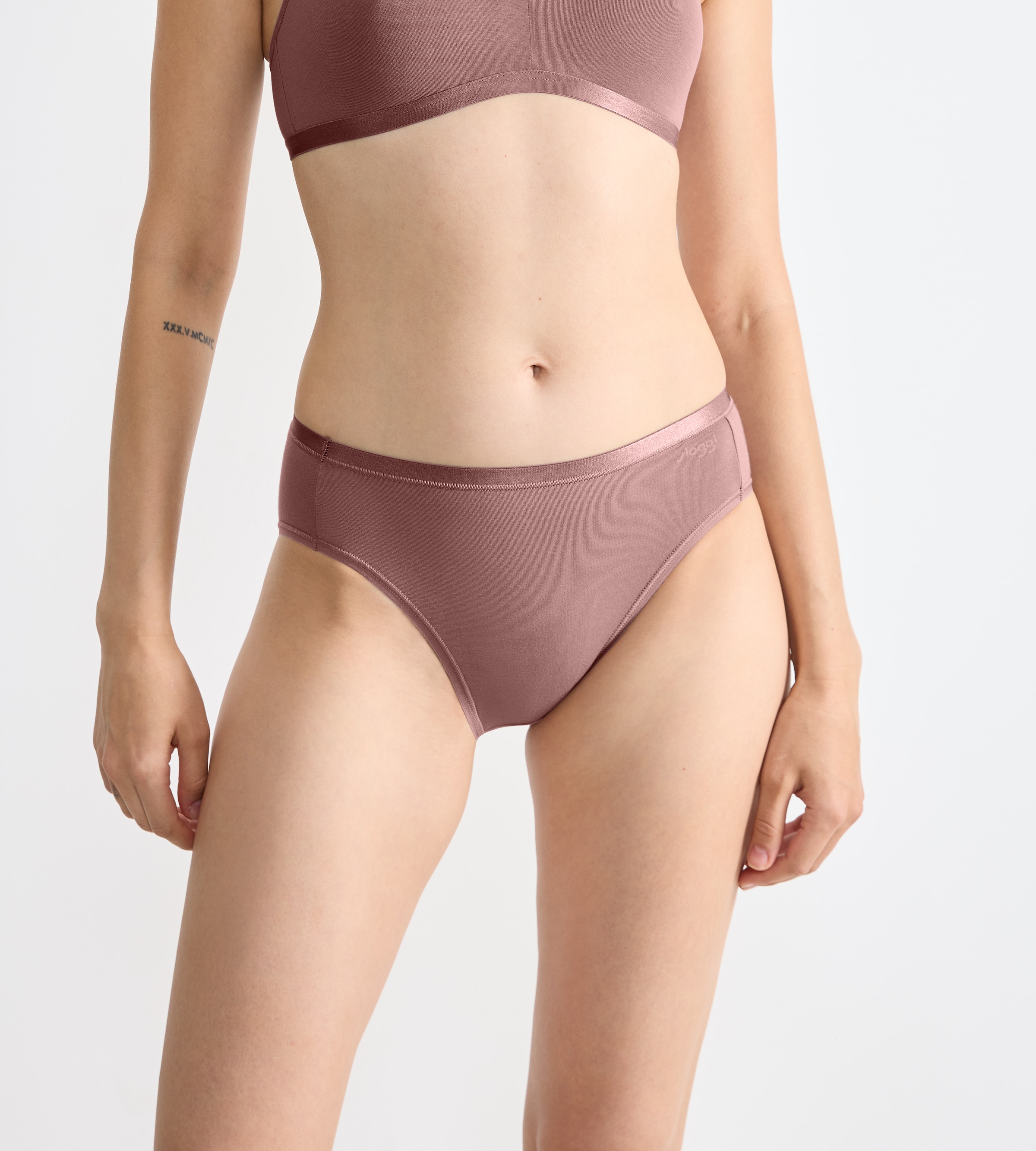 sloggi Slip »GO Daily Cotton Tai 3P«, (3er Pack), Glanz-Effekt Details, hoher Beinausschnitt