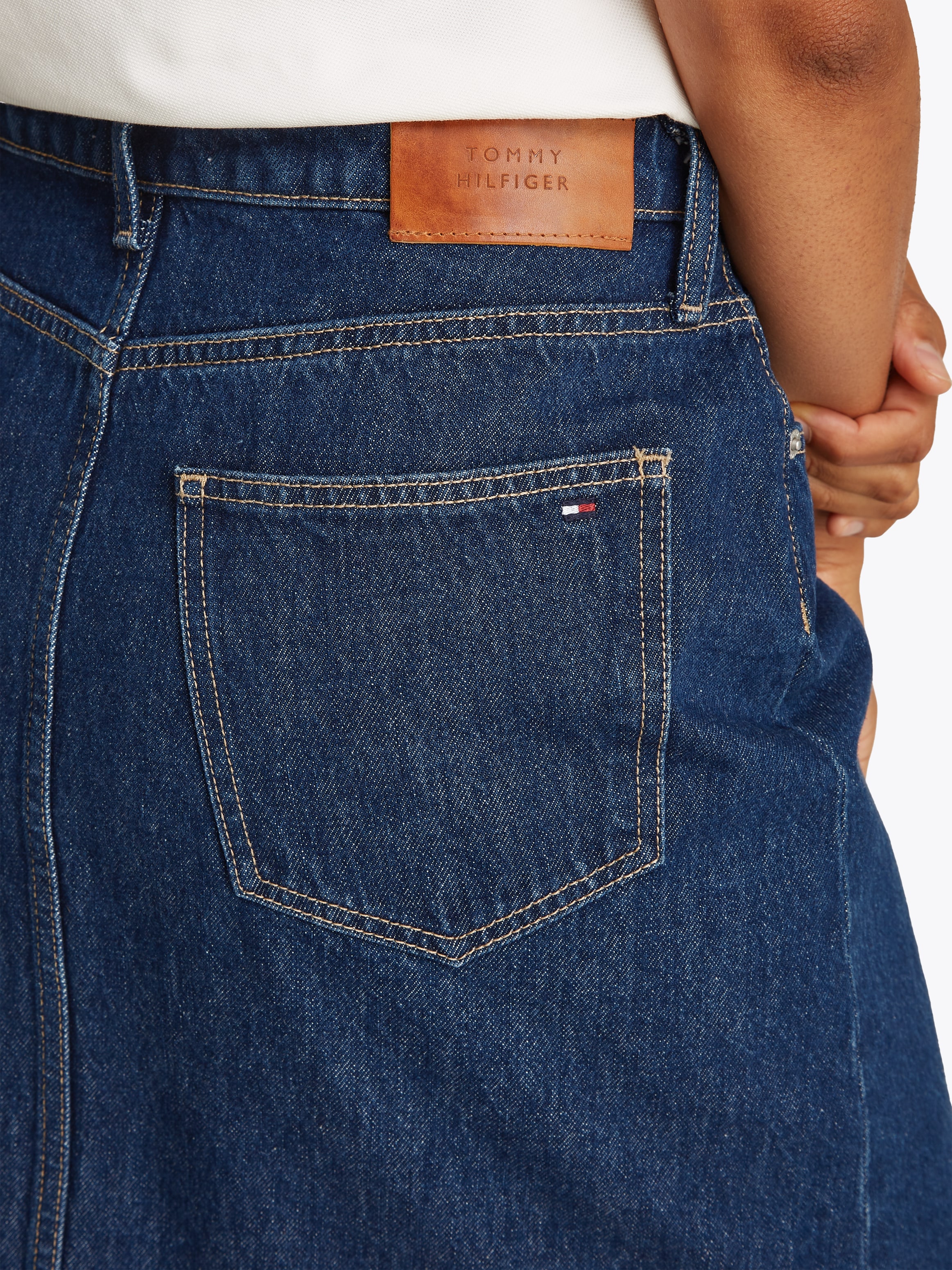 Tommy Hilfiger Jeansrock »DNM KNEE STRAIGHT SKIRT RW ACE«, mit Schlitz vorne, mit Nieten