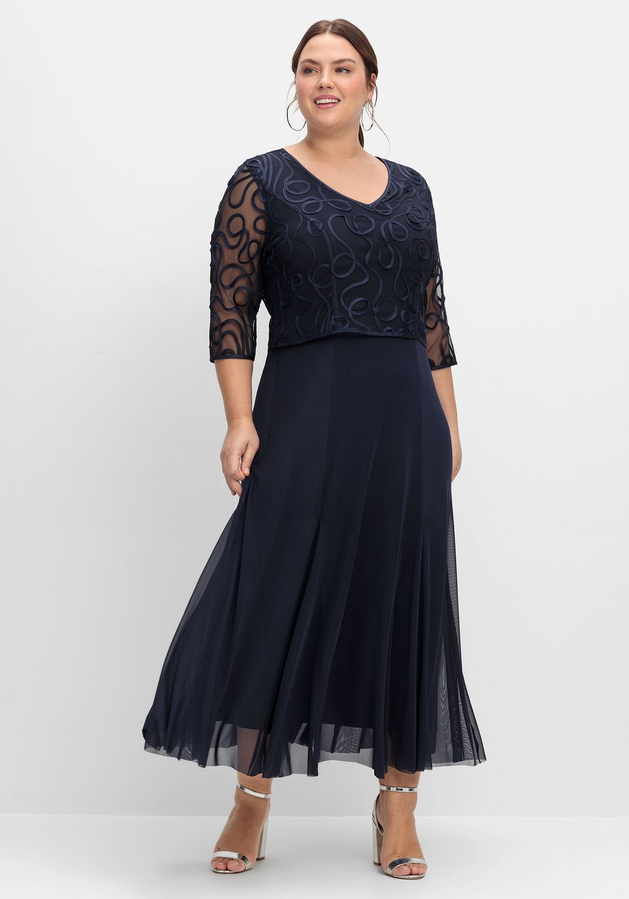 Sheego Abendkleid »Abendkleid aus Mesh, mit Zierborten«, aus Mesh, mit Zierborten