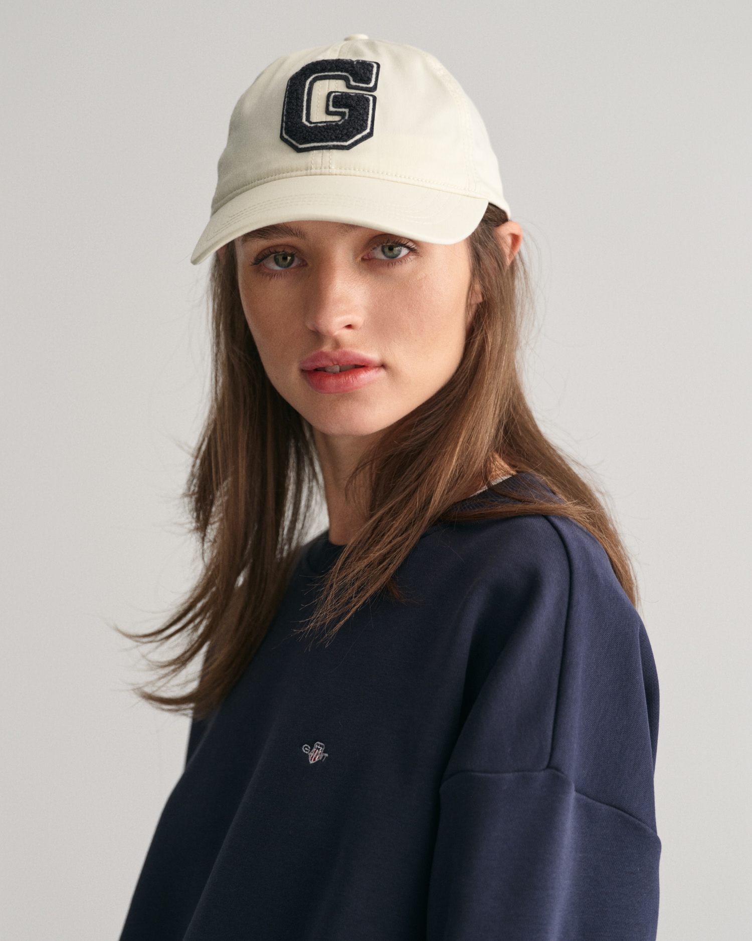 Gant Sweatshirt »SHIELD C-NECK SWEAT«, Grafische GANT-Stickerei auf der Brust
