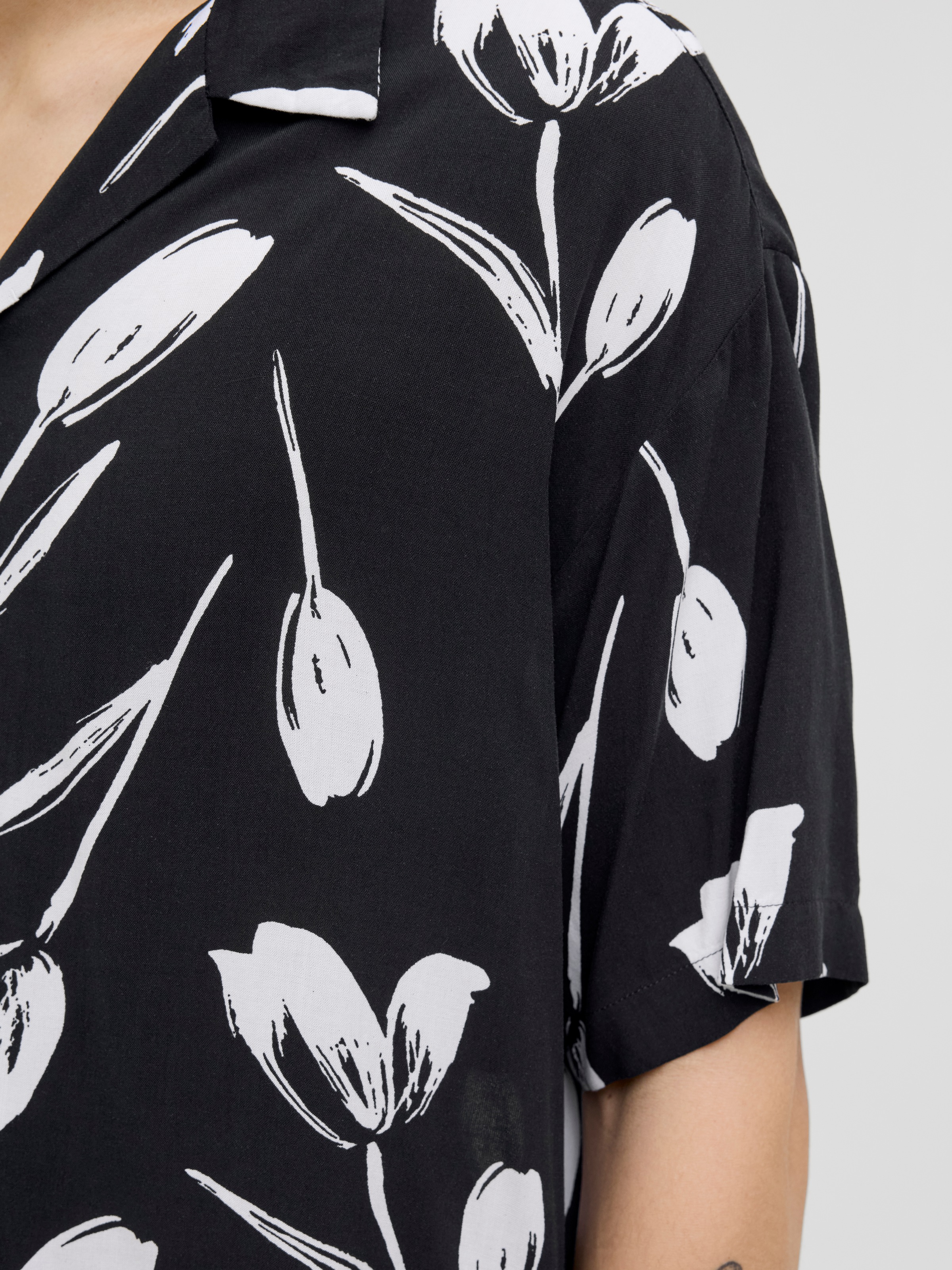 Jack & Jones Kurzarmhemd »JJEJEFF CHARGE RESORT SHIRT SS SN«, mit All-Over Print