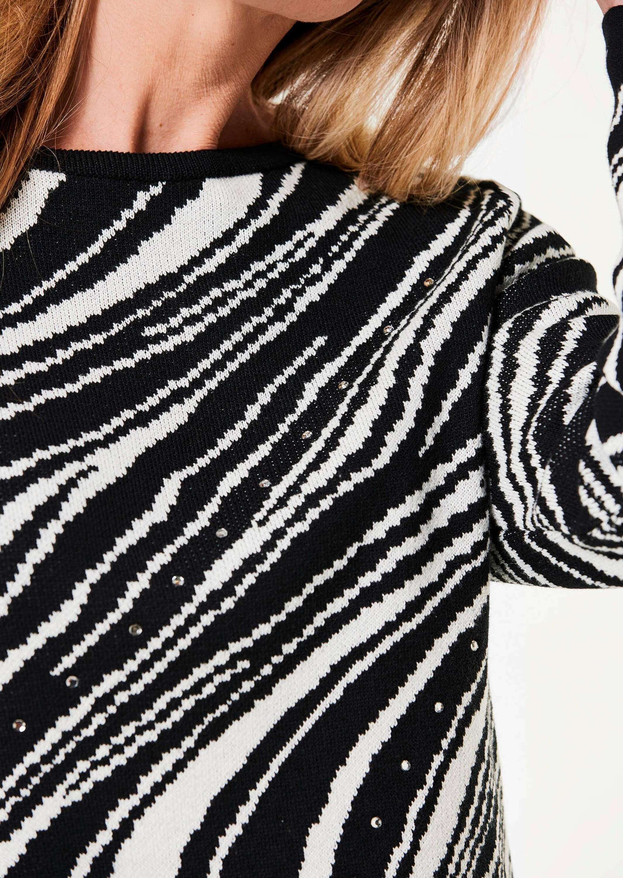 GOLDNER Strickpullover »Kurzgröße Ausdrucksstarker Pullover mit handverarbeiteten Glitzersteinen« Ohne