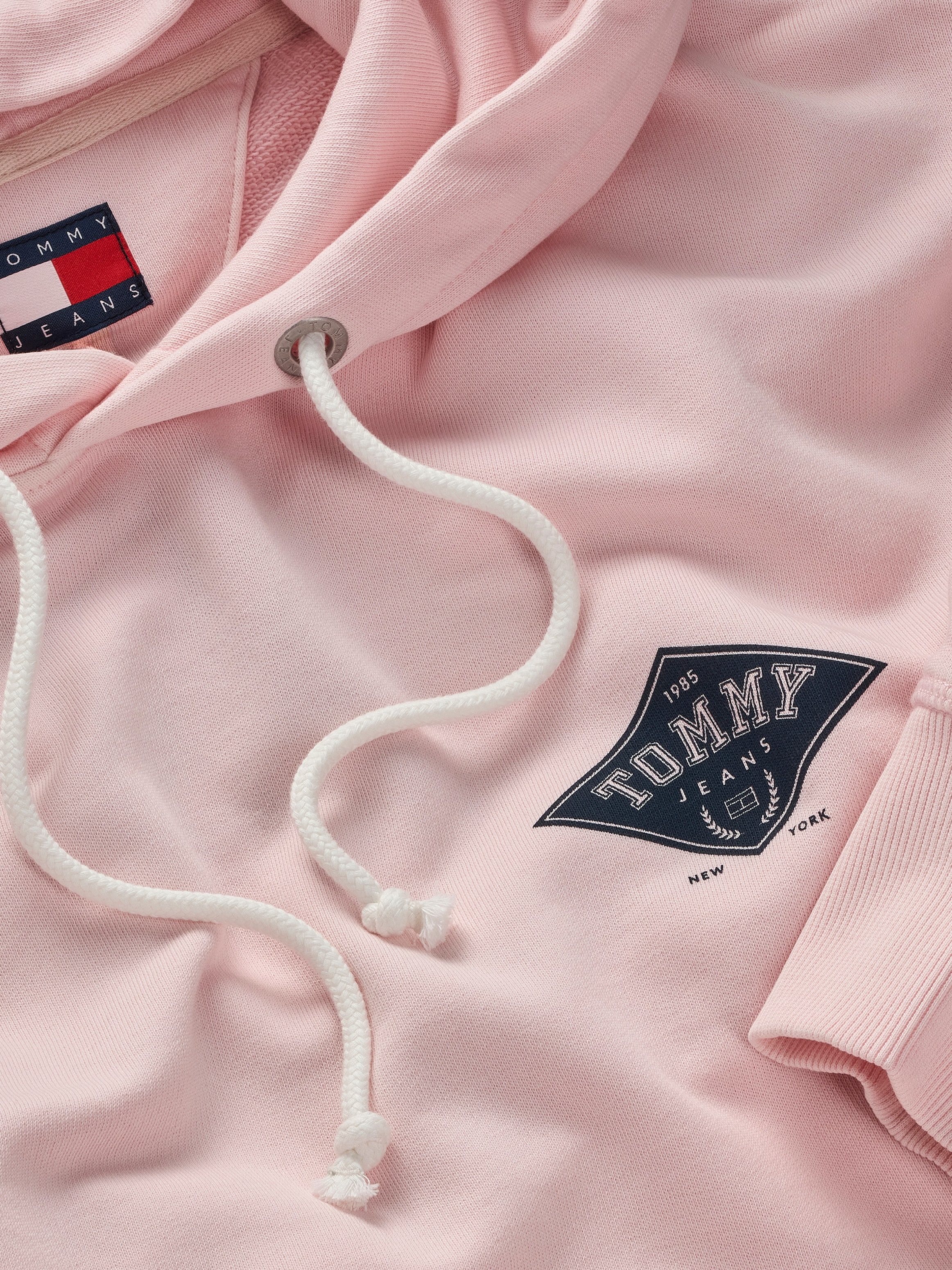 Tommy Jeans Kapuzensweatshirt »TJM RLX VARSITY GRAPHICS HOODIE«, mit großem Rückenprint