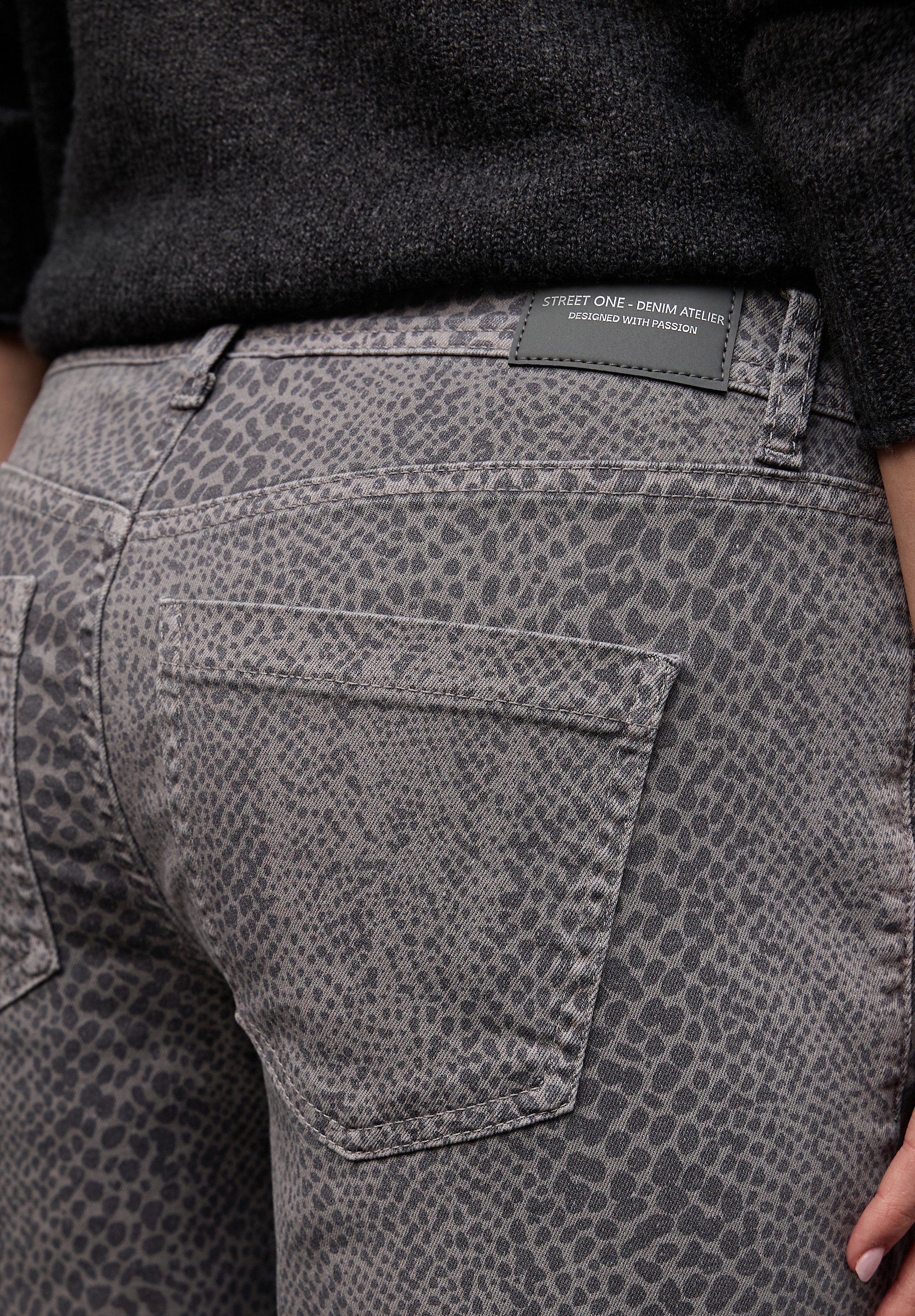 STREET ONE 5-Pocket-Jeans Graue Waschung, trendiger Snake Print