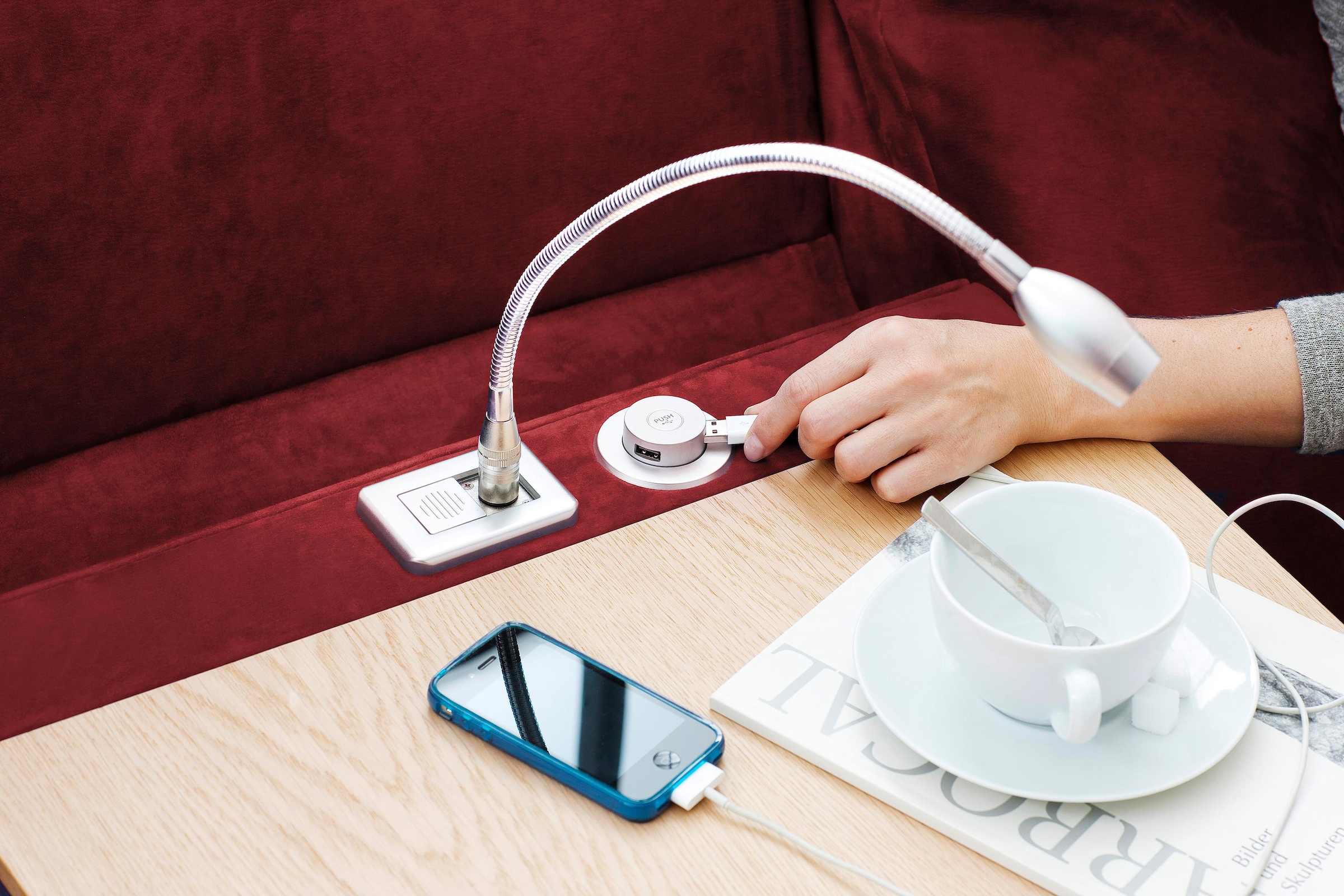 Home affaire Sofa »Turin«, mit motorischer Relaxfunktion, Tisch, Leuchte + USB-Ladestation