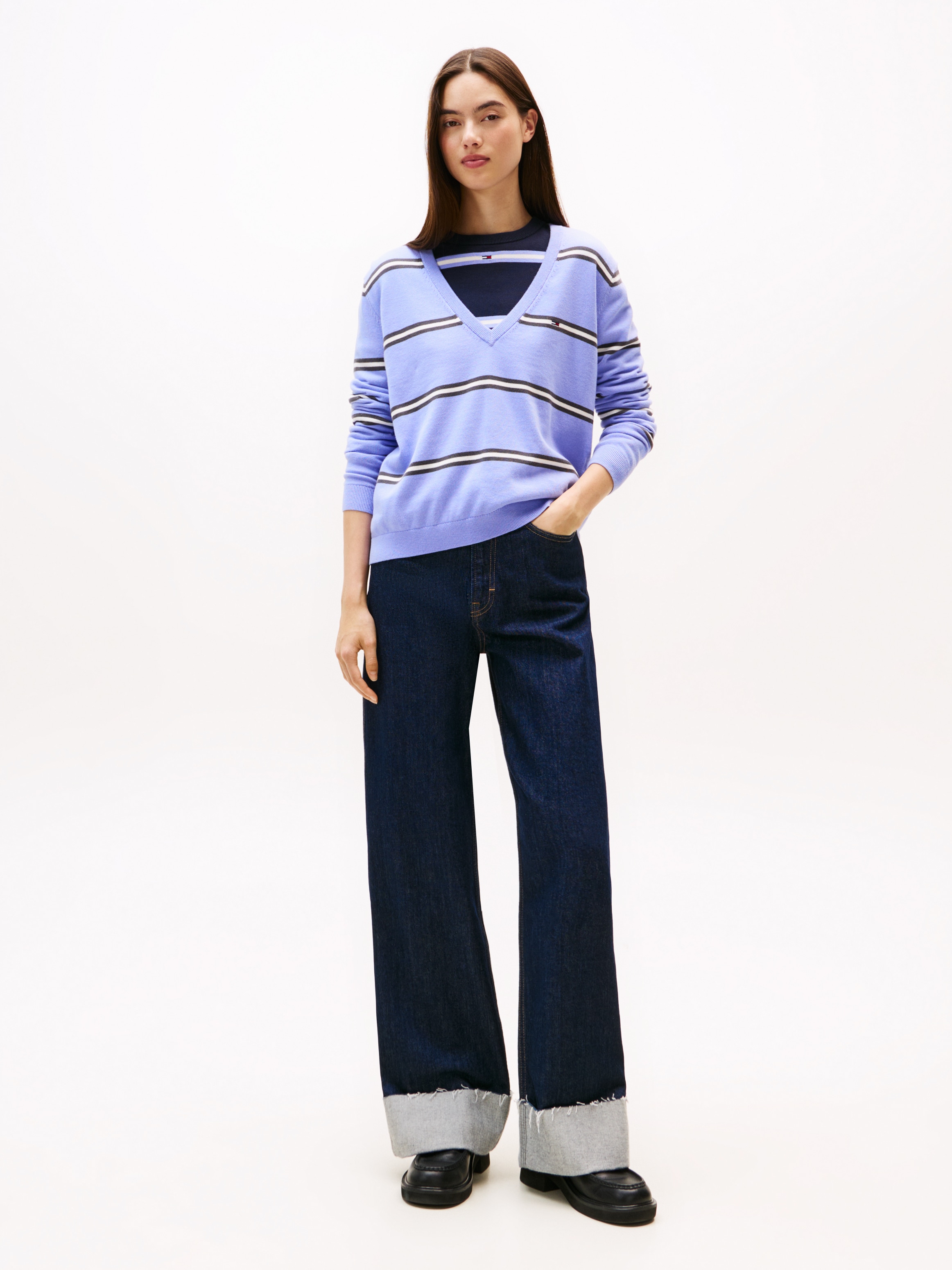 Tommy Jeans V-Ausschnitt-Pullover »TJW ESSENTIAL VNECK SWEATER EXT« mit Logostickerei