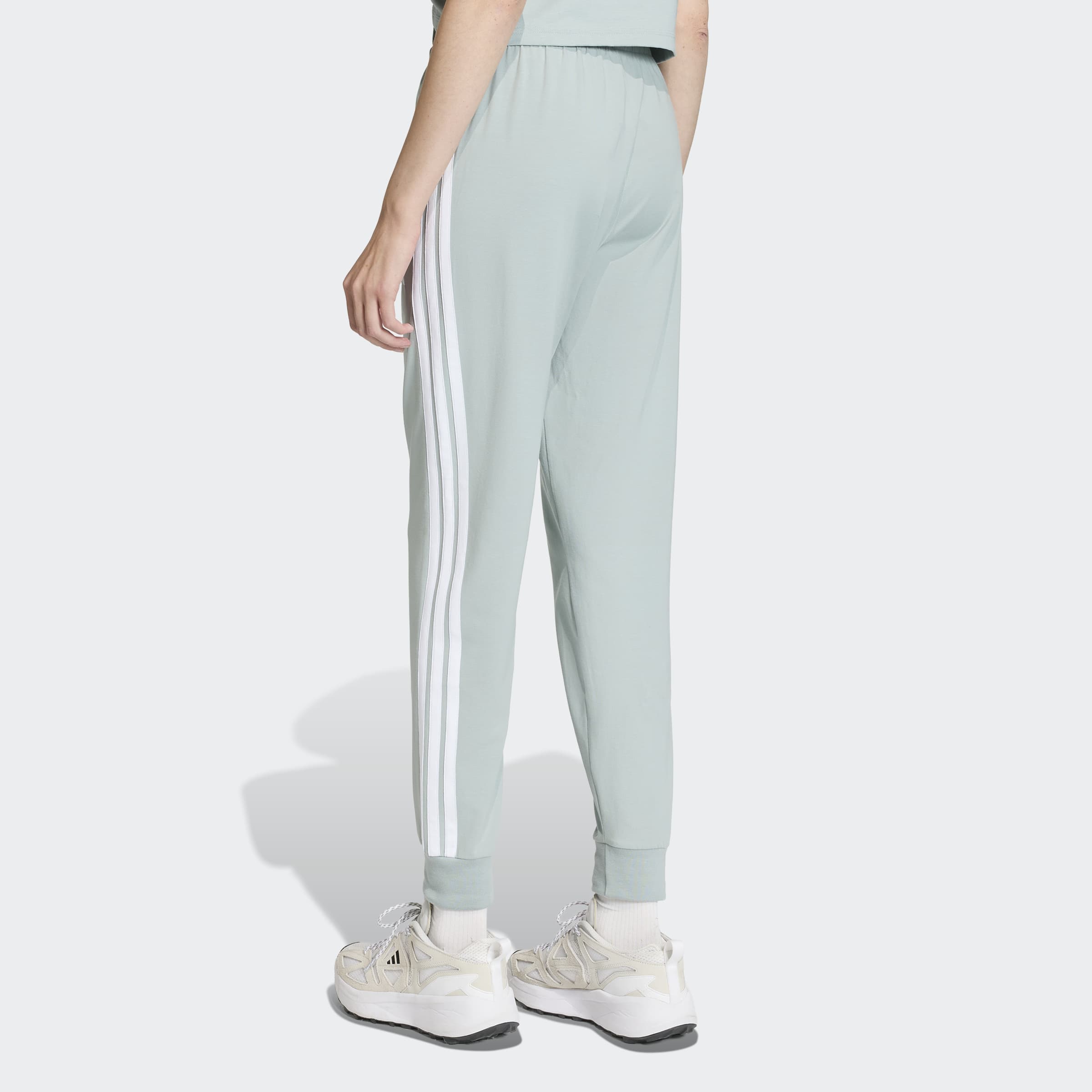 adidas Sportswear Sporthose »W 3S SJ JOGGER«  Lässig geschnitten, hoher Bund, schmal zulaufende Beinform