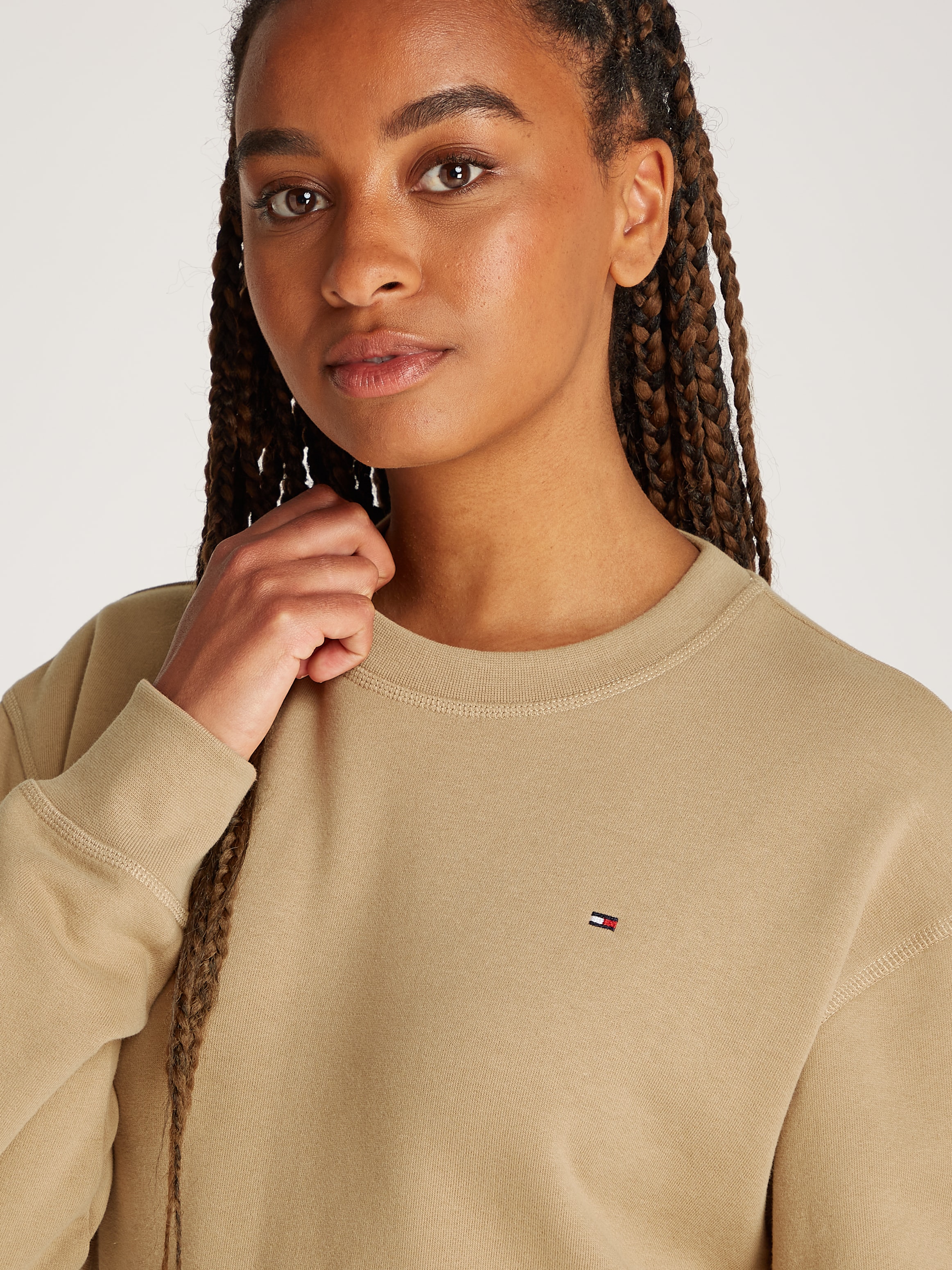 Tommy Hilfiger Sweatshirt »REG FLAG ON CHEST SWTSHRT«, mit Logo-Stickerei