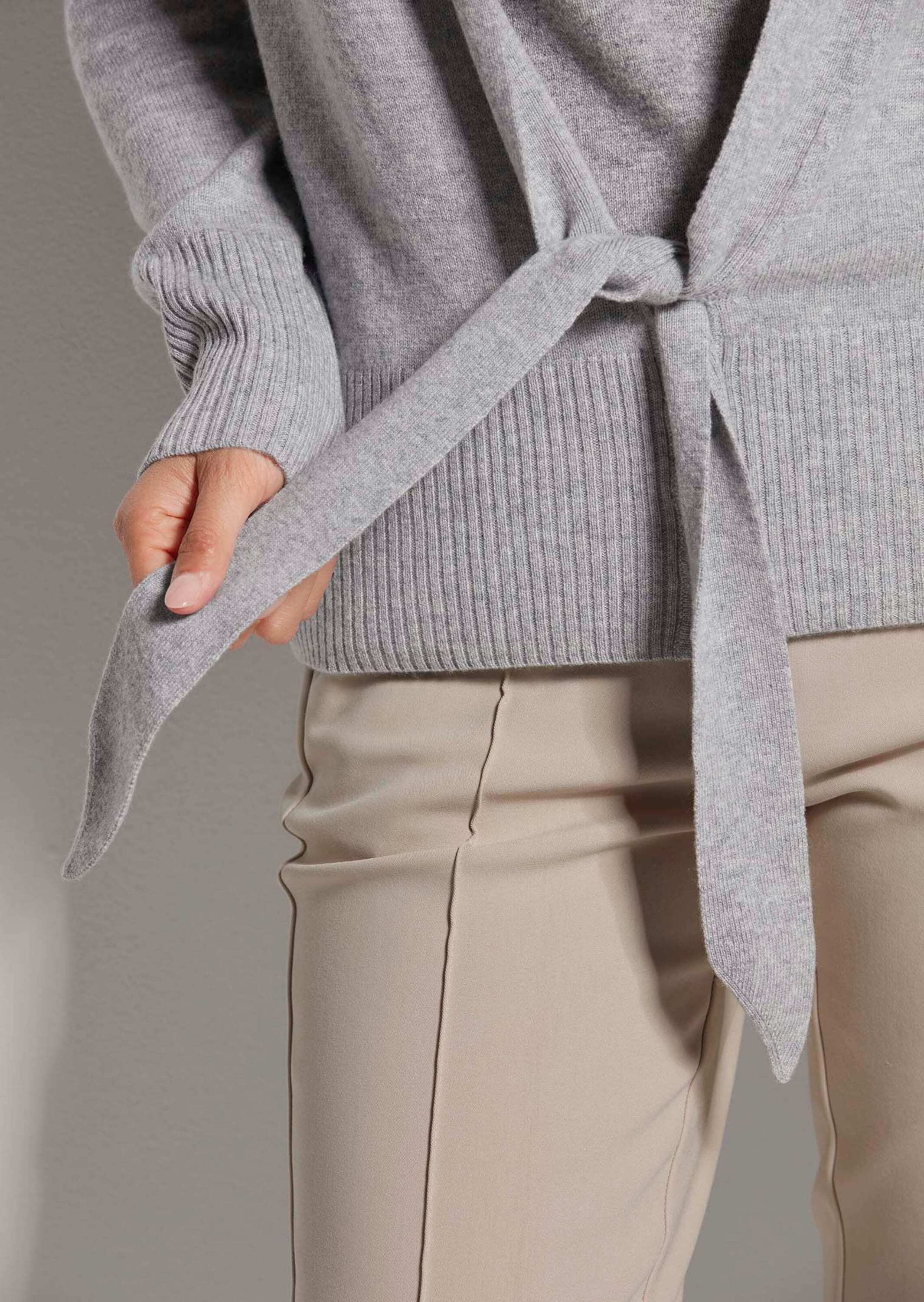 MADELEINE Strickjacke »Strickjacke Kaschmir-Strickjacke mit tiefem V-Ausschnitt und Bindeband«