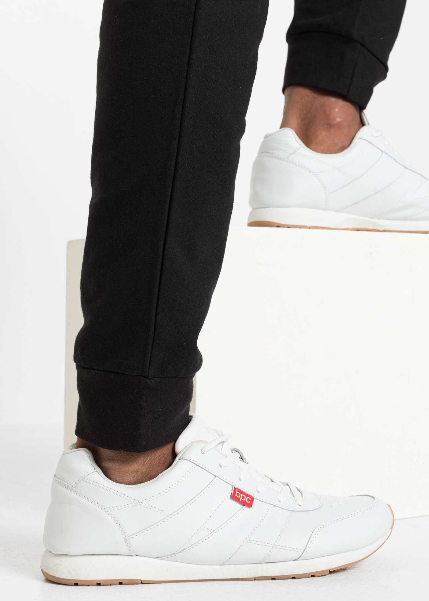 bonprix Jogginghose  aus Baumwolle, mit Eingrifftaschen und Gesäßtasche, Regular Fit
