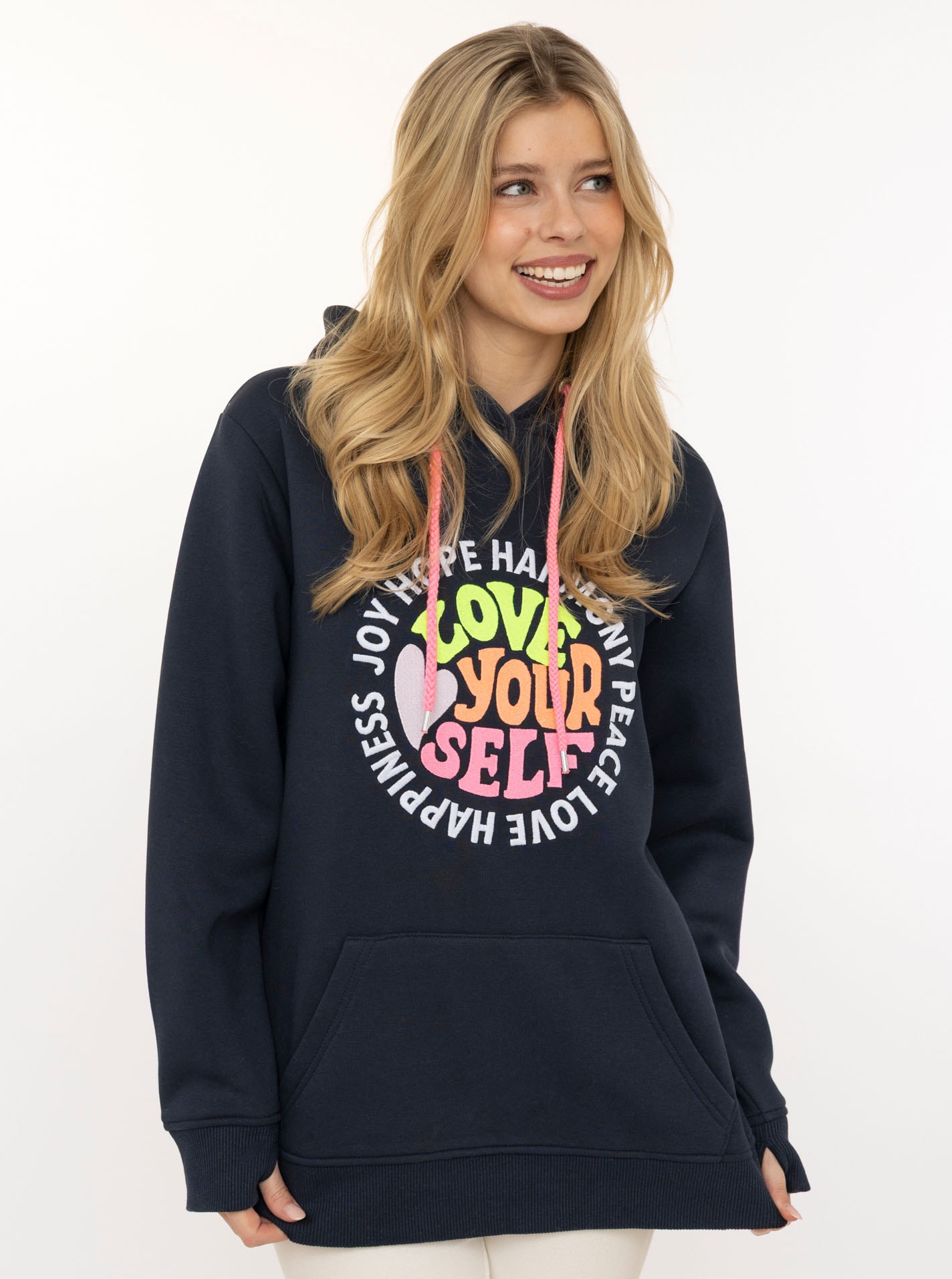 Zwillingsherz Hoodie »"Love Yourslef"«, runde große Frontstickerei, farbige Kordel, Kängurutasche
