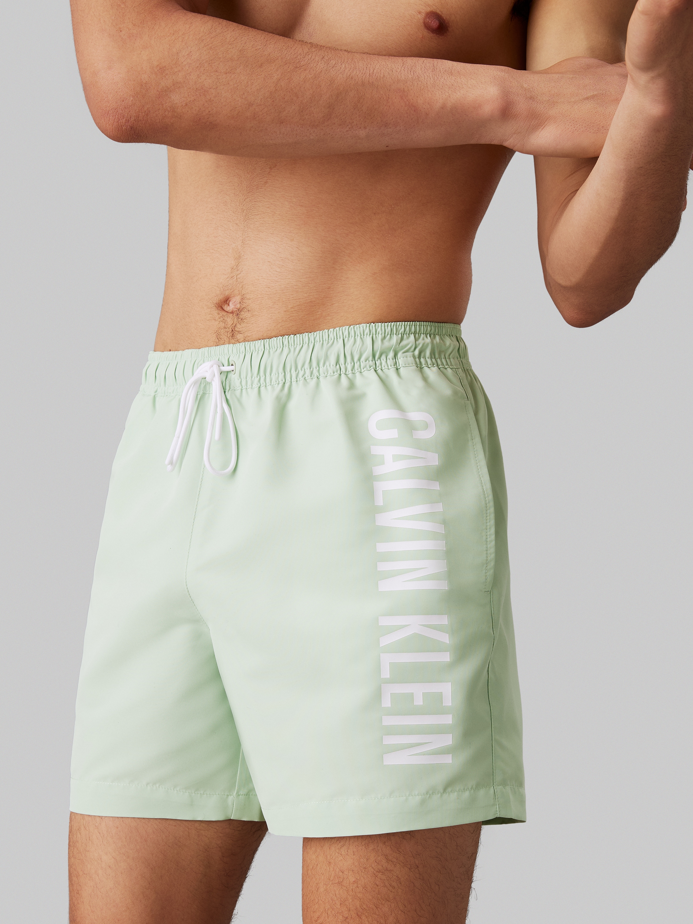 Calvin Klein Swimwear Badeshorts »MEDIUM DRAWSTRING«, mit kontrastfarbenem Logo-Schrifztug am Bein