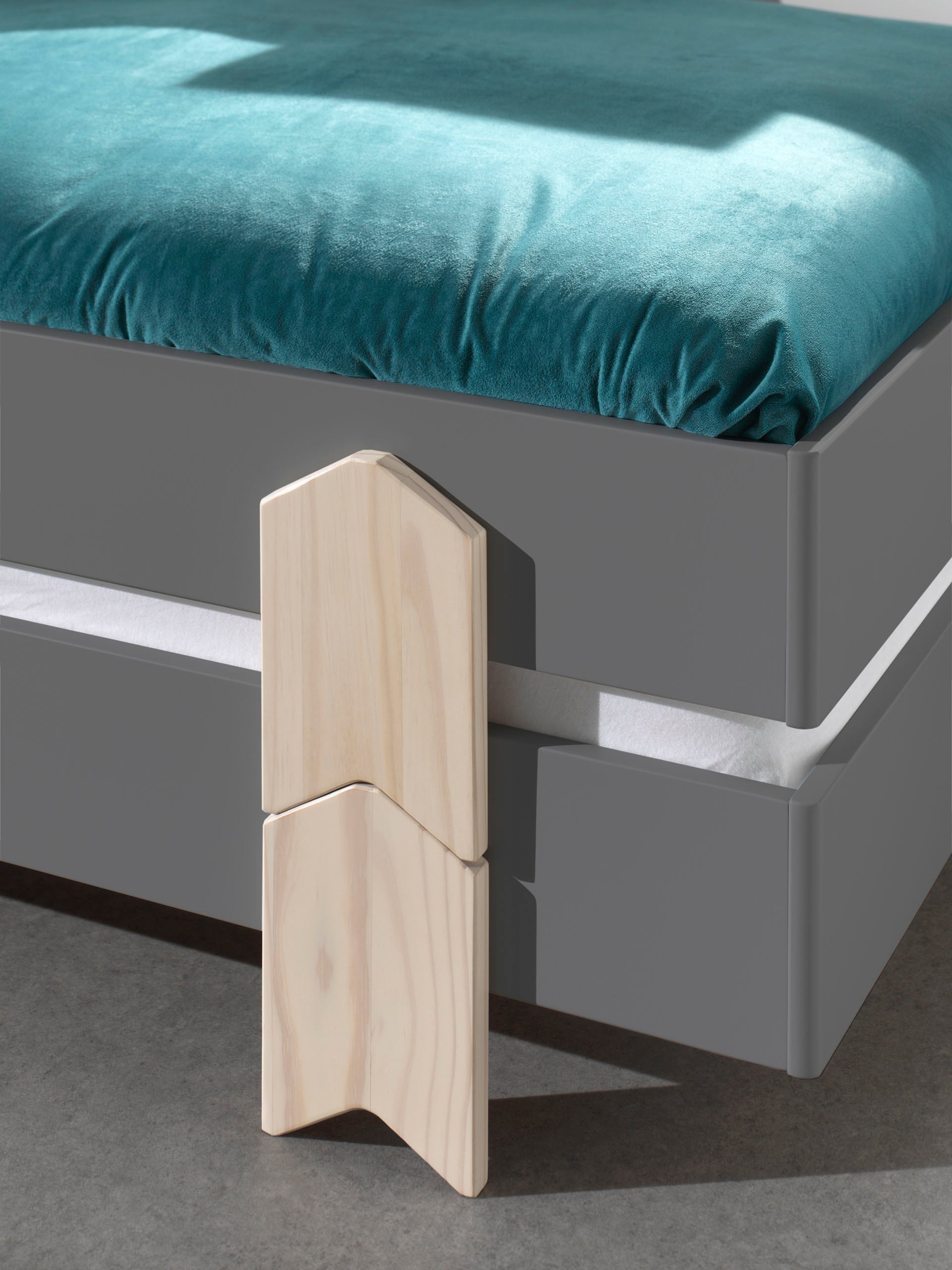Vipack Kinderbett »Modulo«, (Made in Europe), Jugendbett, Einzelbett, Stapelbett mit Füßen in Pfeiloptik