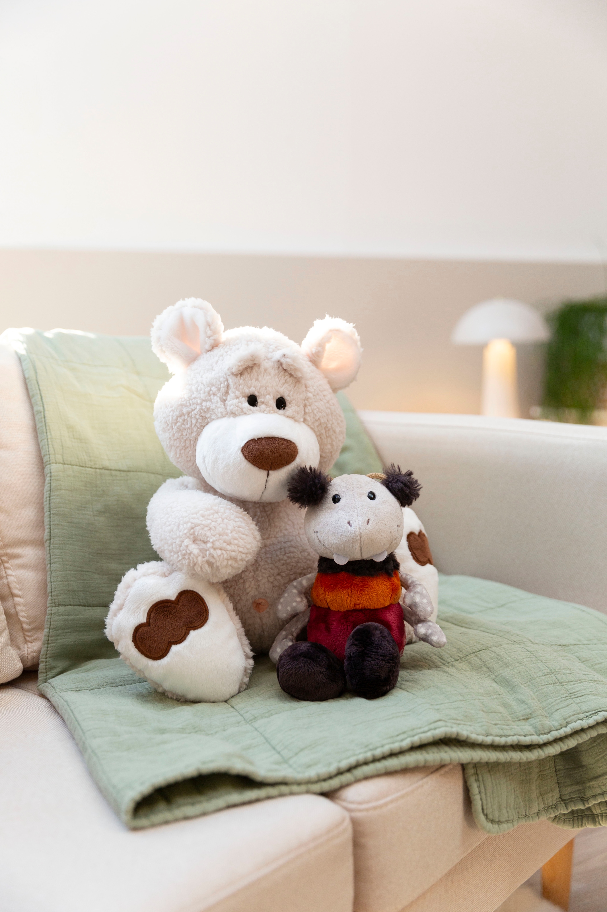 Nici Kuscheltier »Classic Bear, Ameise Enzi, 25 cm«, schlenkernd, enthält recyceltes Material (Global Recycled Standard)