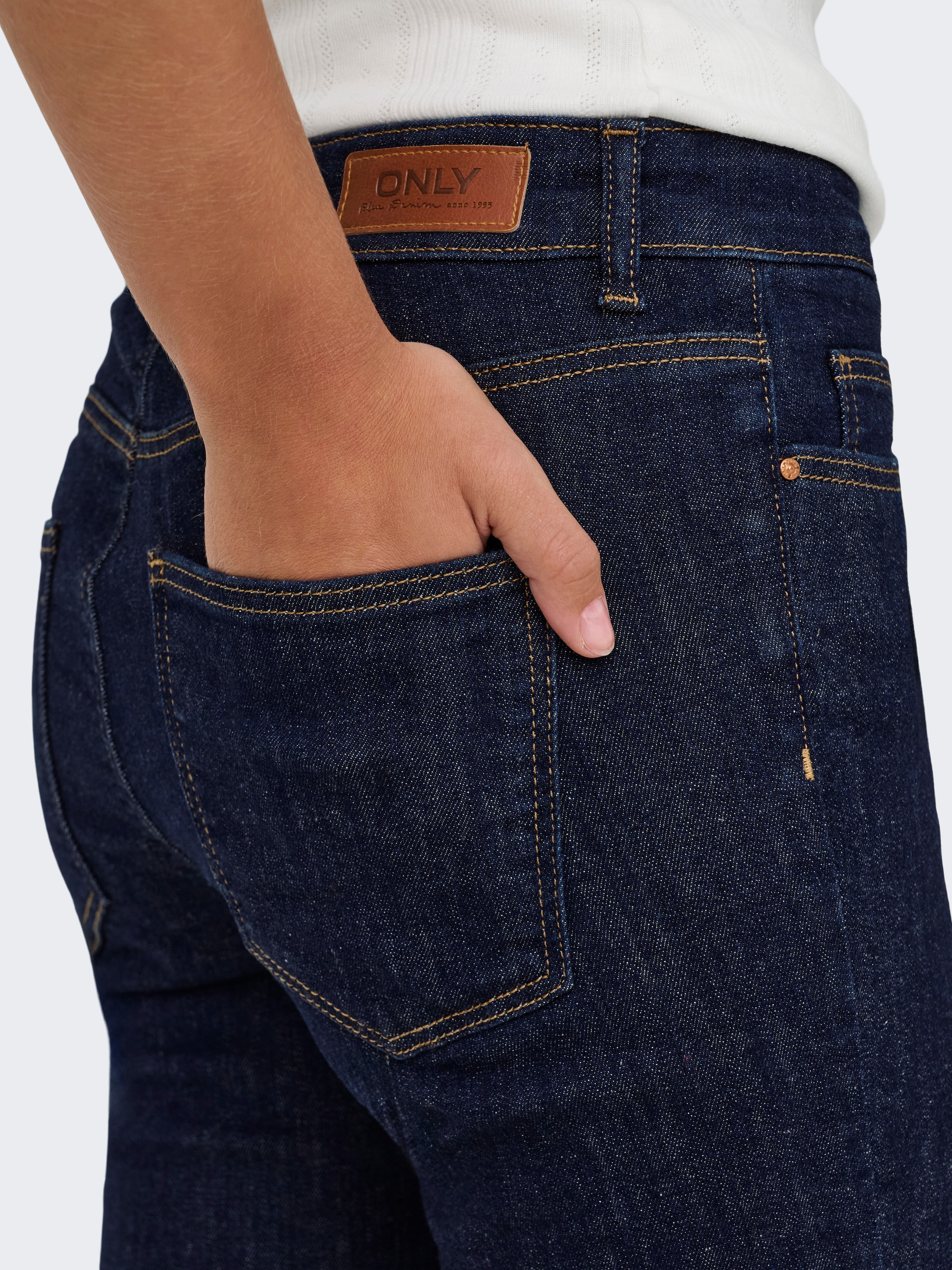 ONLY Bootcut-Jeans »ONLANNIE MID FLARED BOX DNM« mit dunkler Waschung