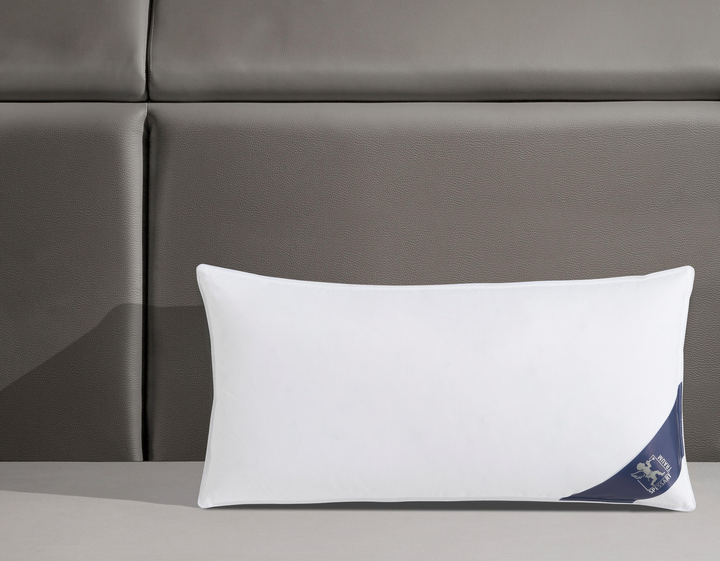 SPESSARTTRAUM Federkopfkissen »First Class«, Füllung: 70% Federn / 30% Daunen, Klasse 1, Downpass zertifiziert, Bezug: 100% Baumwolle, Made in Green, Hausstauballergiker geeignet, (1 St.), gute Stützkraft, Seitenschläfer & Rückenschläfer