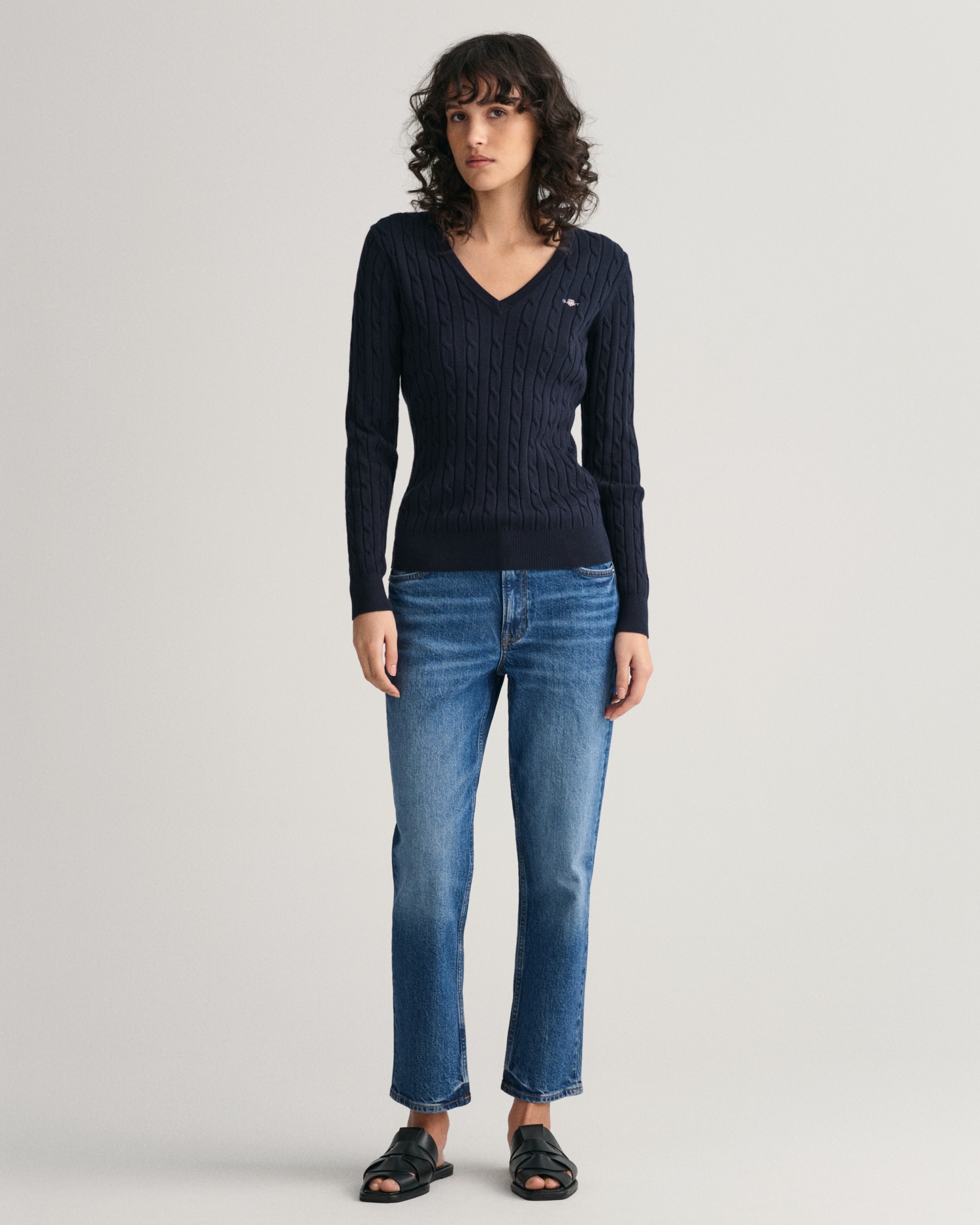 Gant Strickpullover »STRETCH COTTON CABLE V-NECK« mit Logostickerei auf der Brust