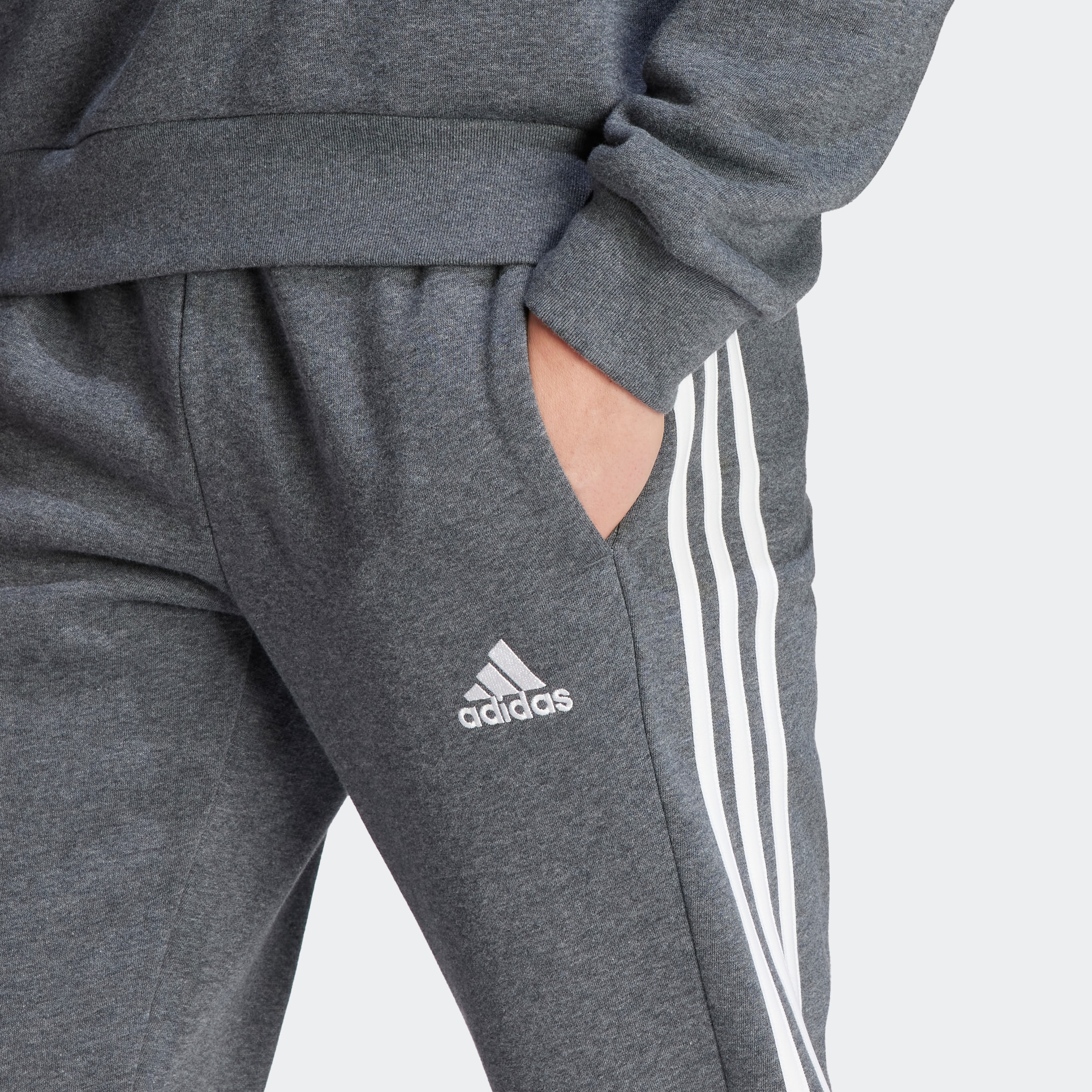 adidas Sportswear Sporthose »ESSENTIALS 3STREIFEN TAPERED CUFF HOSE«, (1 tlg.), Jogginghose aus Baumwollmix