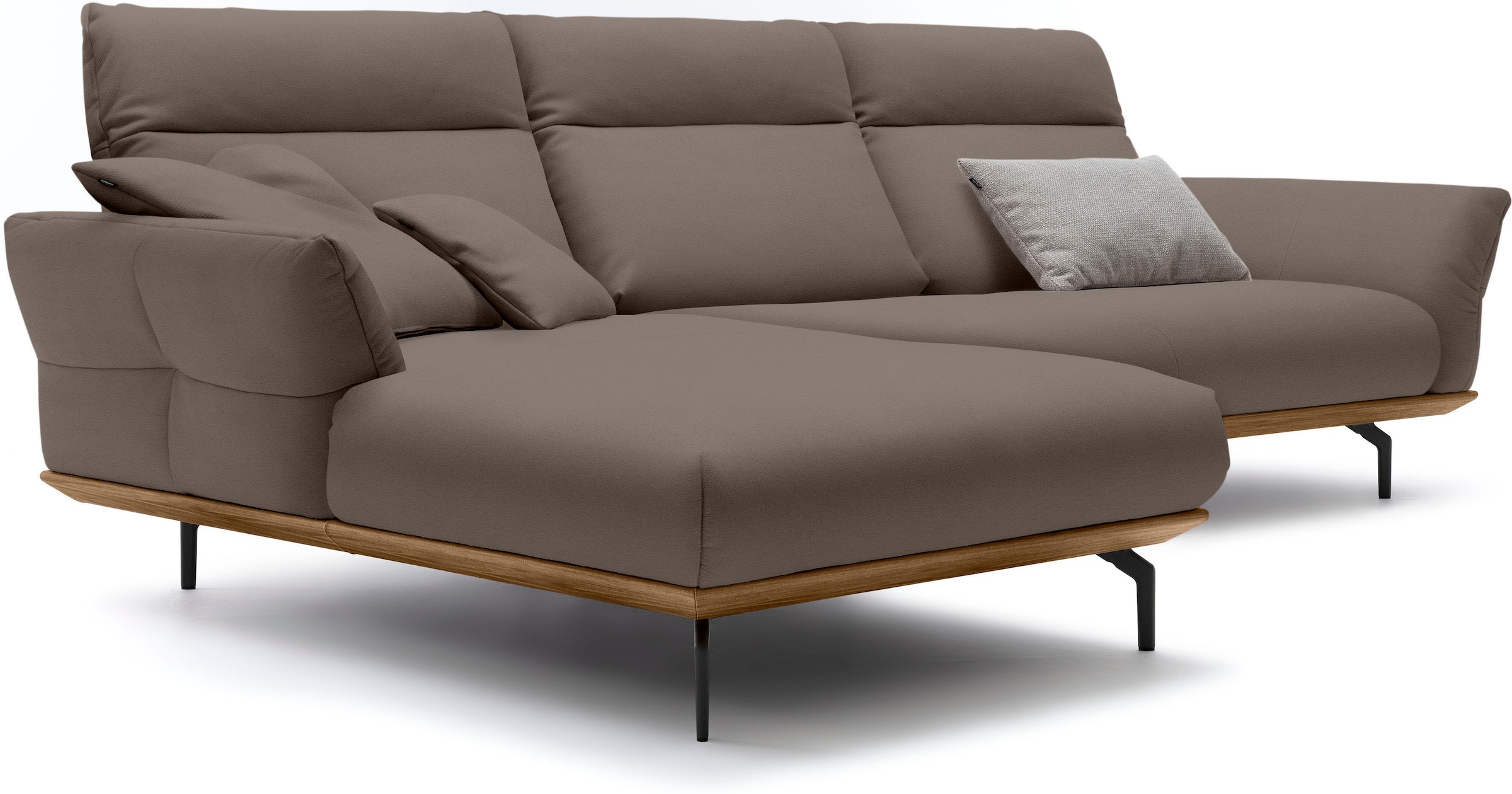 Creation BY ROLF BENZ Ecksofa »CR.460«, Sockel in Nussbaum, Winkelfüße in Umbragrau, Breite 318 cm