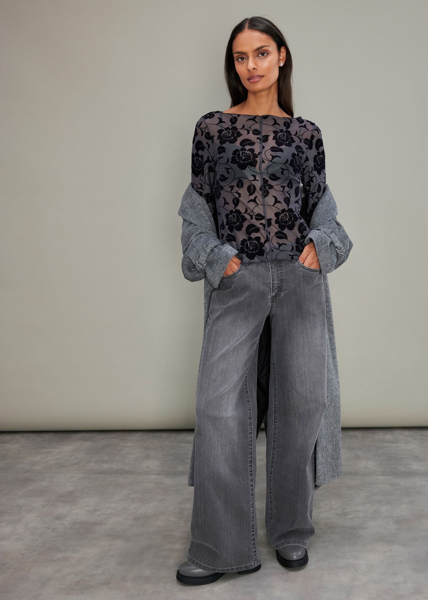 bonprix Langarmshirt »Langarmshirt mit leichter Transparenz« eng anliegende Passform, mit leichter Transparenz, mit Flock-Print