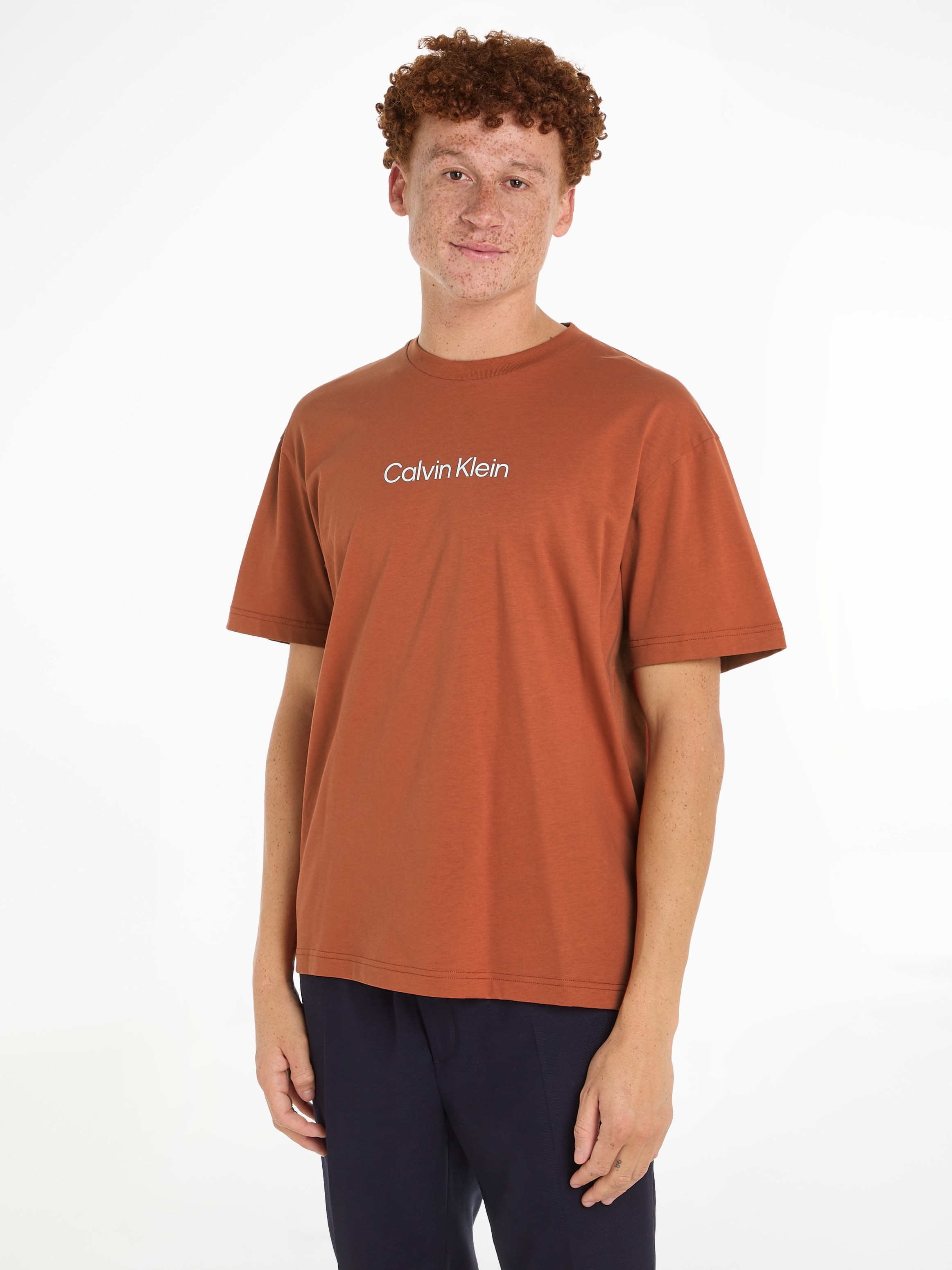 Calvin Klein »HERO bei COMFORT mit LOGO ♕ T-SHIRT«, T-Shirt aufgedrucktem Markenlabel