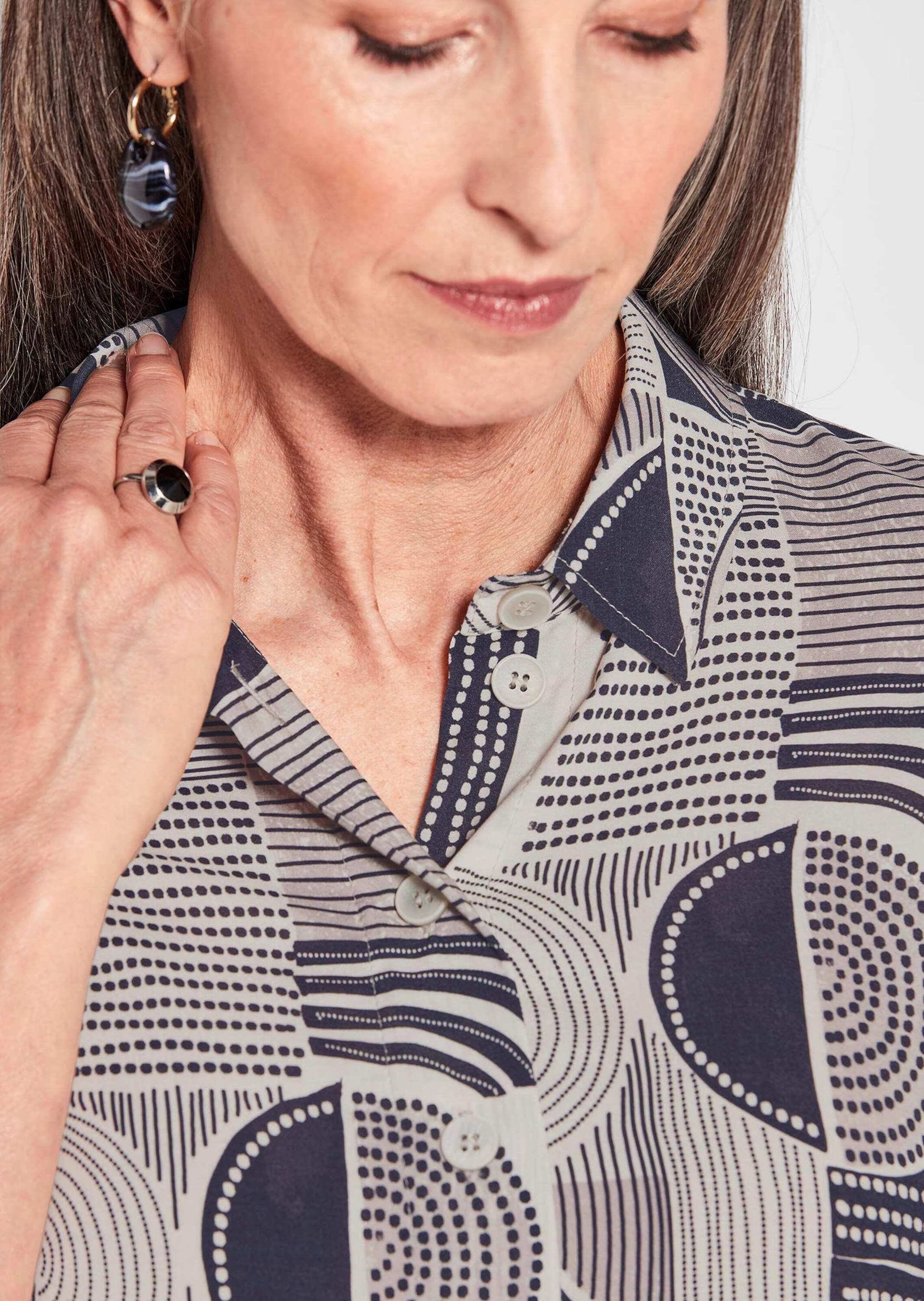 GOLDNER Sommerkleid »Kurzgröße Hemdblusenkleid mit Alloverdruck« Seitennahttaschen Knopfleiste