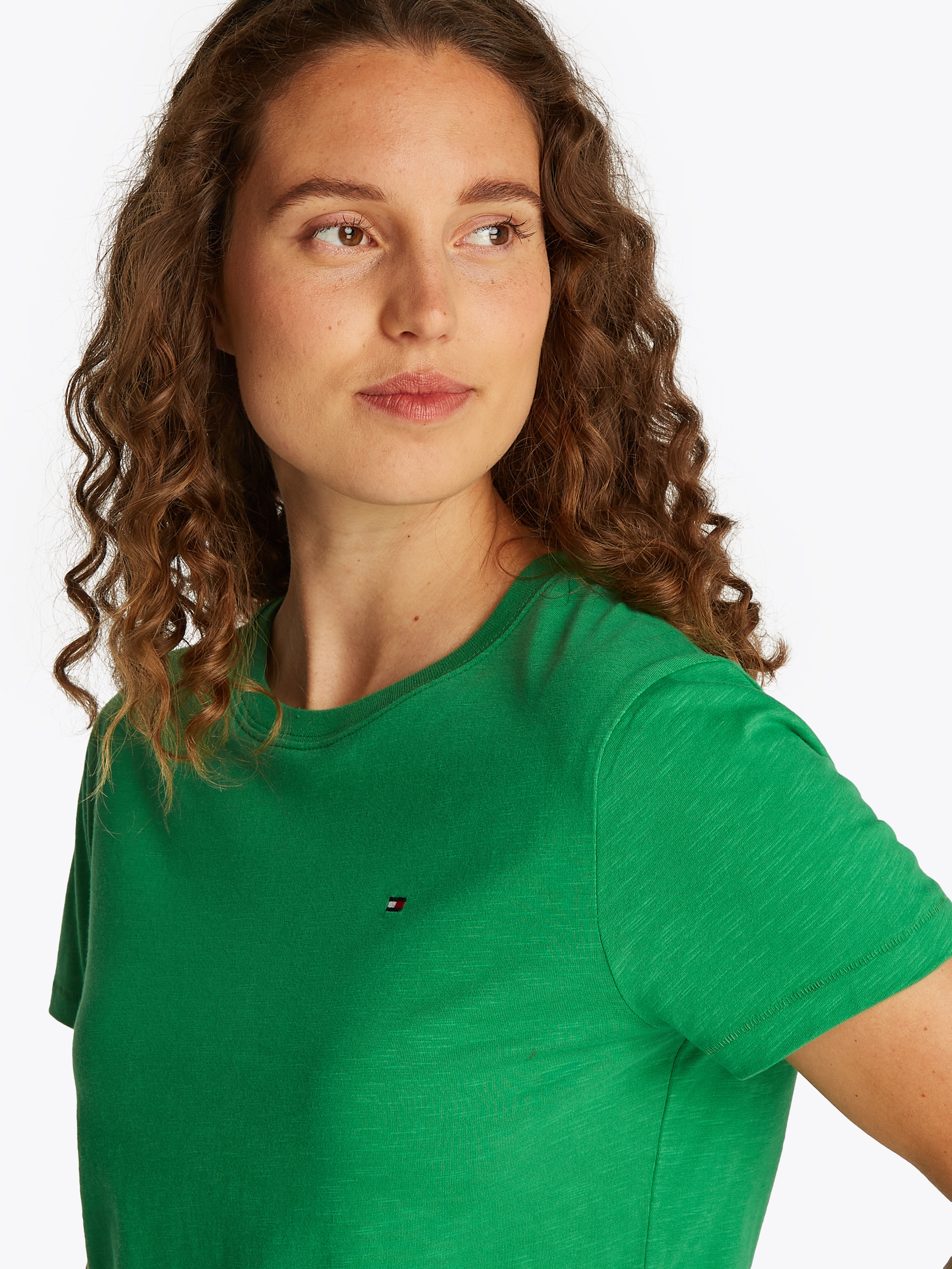 Tommy Hilfiger Rundhalsshirt »SLUB REG C-NK SS«, mit Flammgarn-Struktur, mit Logostickerei