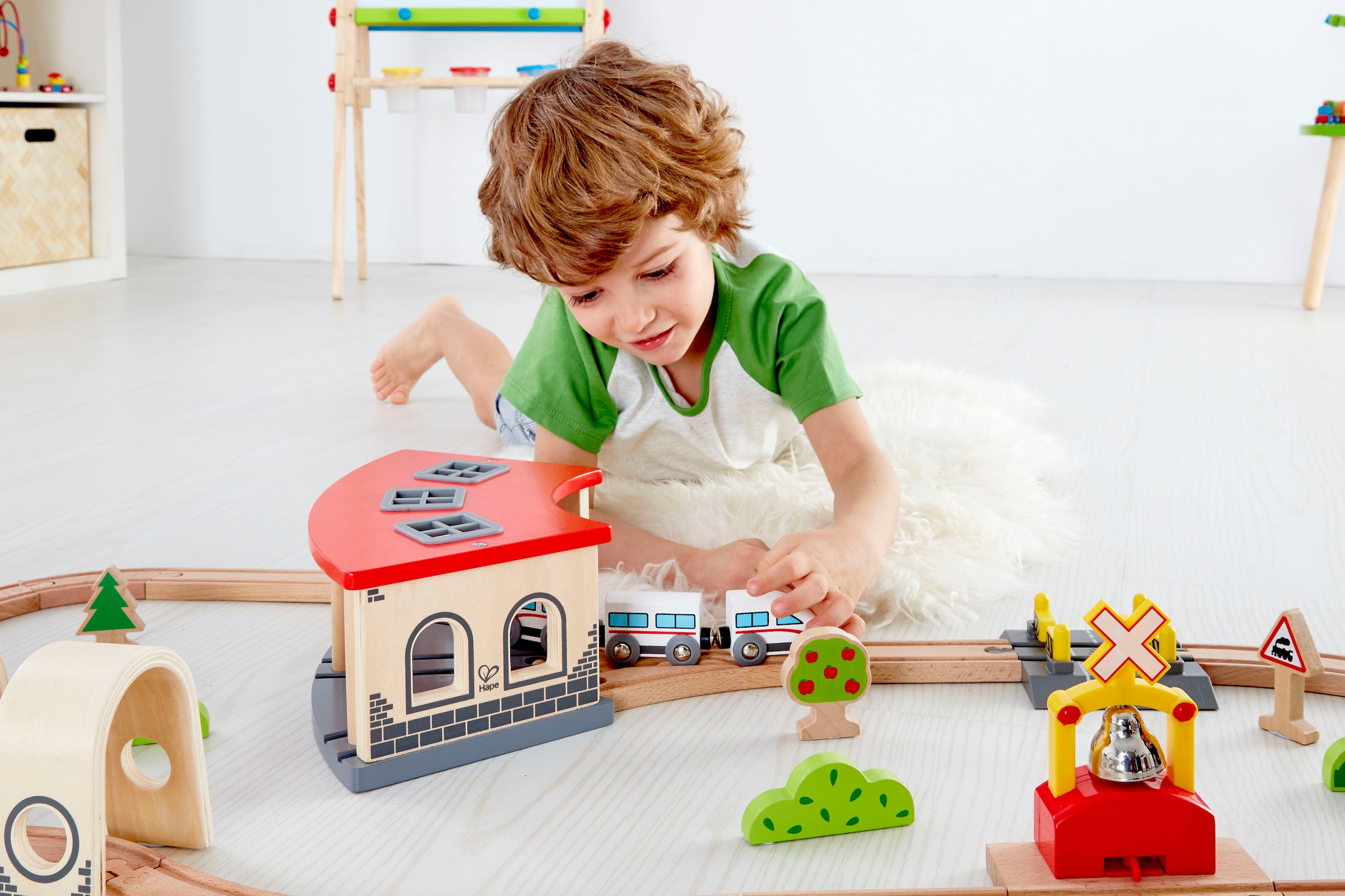 Hape Spielzeugeisenbahn-Gebäude »Großer Lokschuppen«