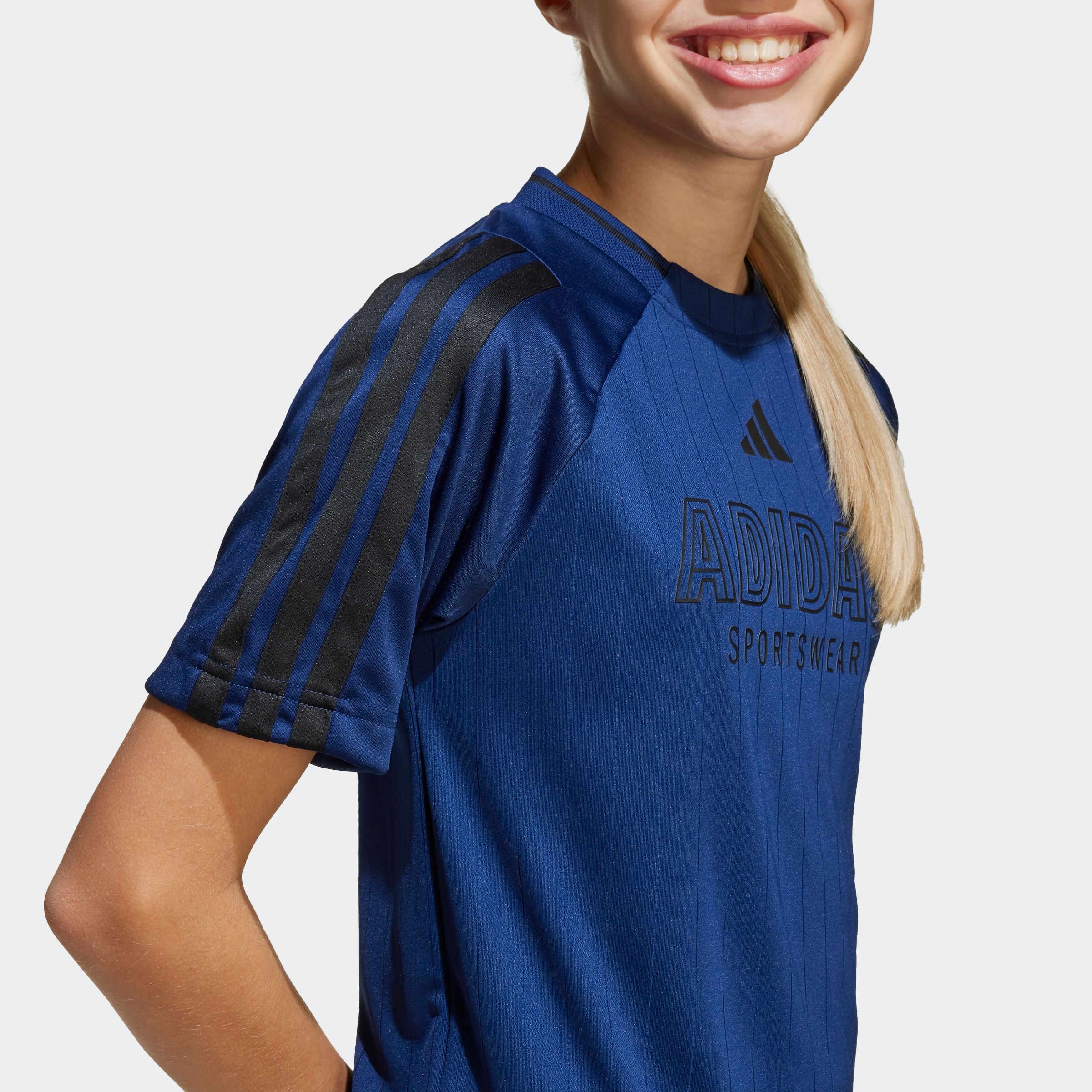 adidas Sportswear T-Shirt »J HOT TEE« sportlicher Stil, für Kinder und Teens, mit Rundhalsausschnitt