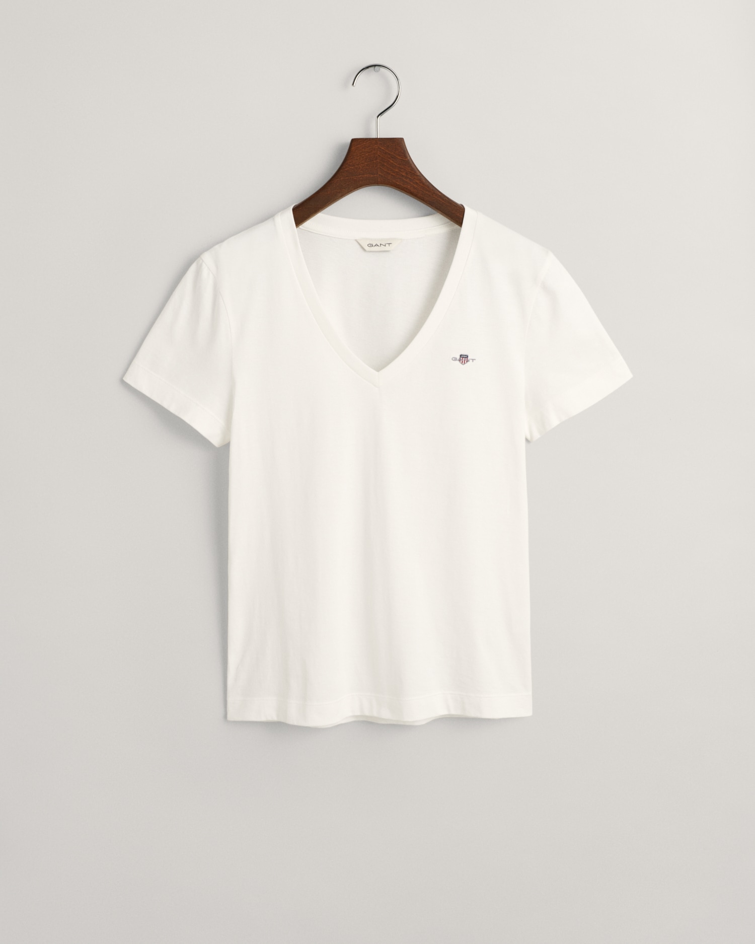 Gant T-Shirt »REG SHIELD KA V-NECK T-SHIRT« mit einer kleinen Logostickerei auf der Brust