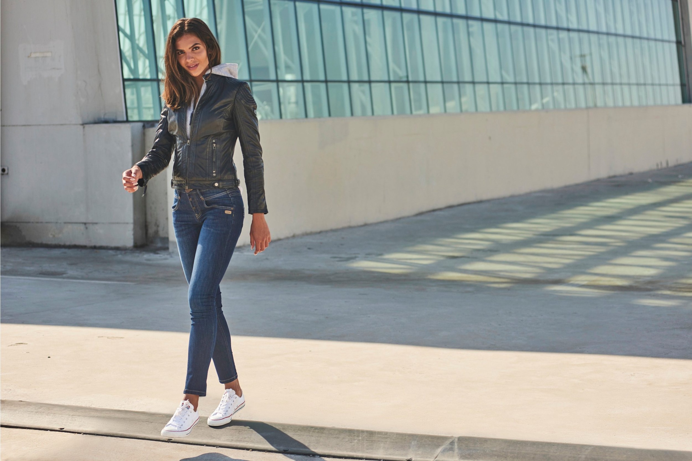 TOM TAILOR Slim-fit-Jeans »Alexa Slim«, mit Knopfleiste und dekorativ  gesteppter Passe bei ♕