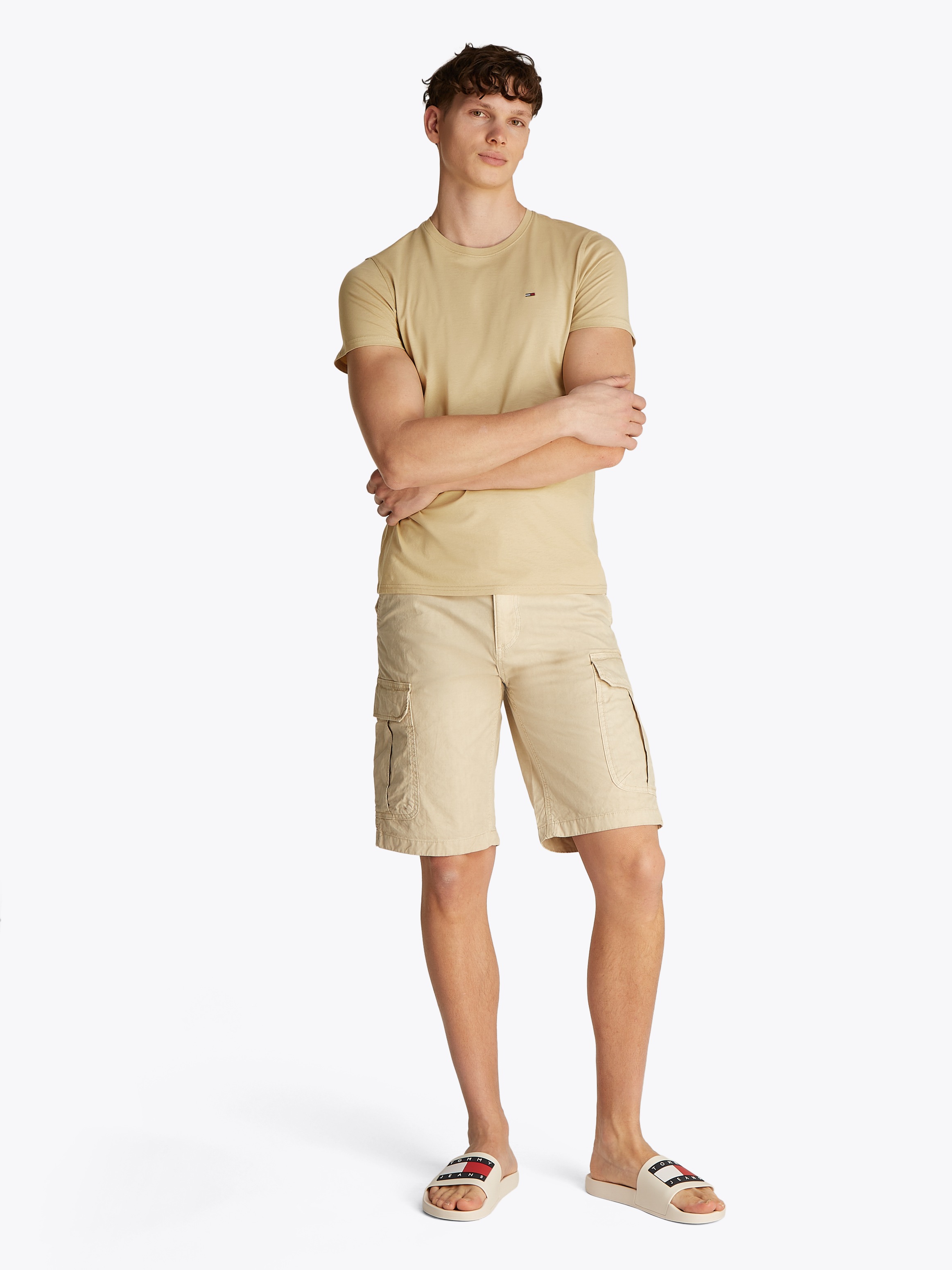 Tommy Jeans T-Shirt »TJM ESSENTIAL SOLID TEE«, mit Rundhalsausschnitt und dezenter Logo-Flag
